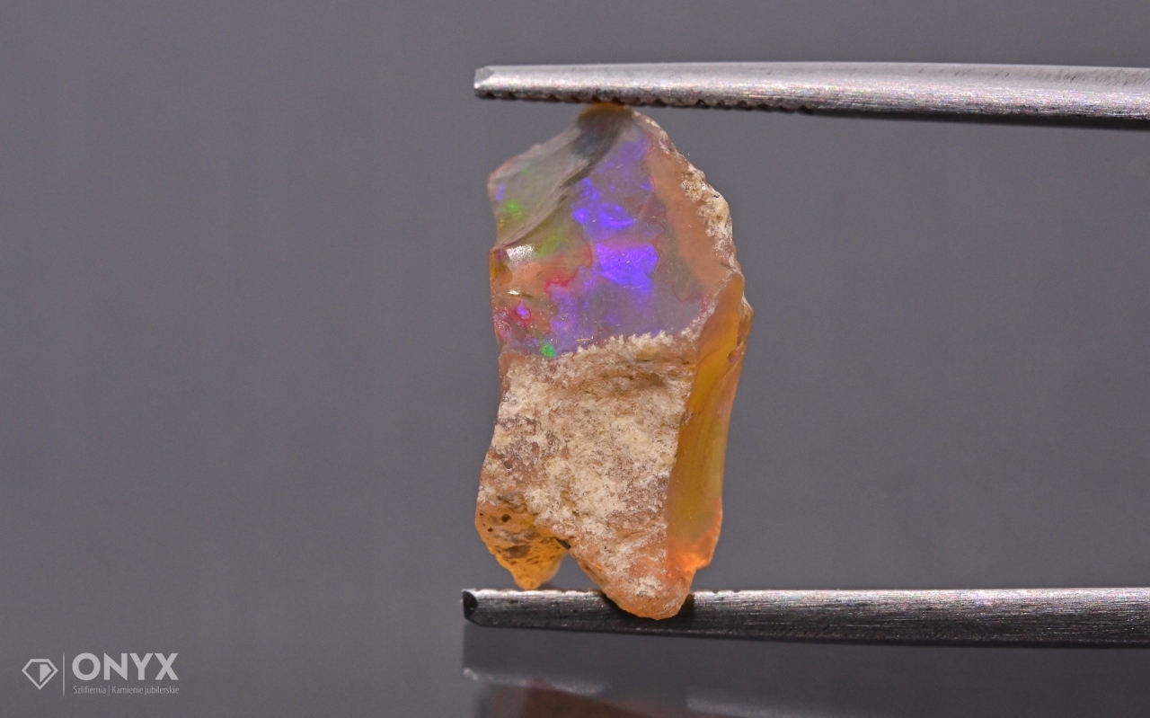 Opal z Etiopie hrudka 14x9 mm