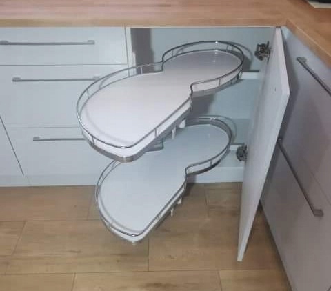 

Kosz narożny cargo Nerka 600 L z hamulcem Biały