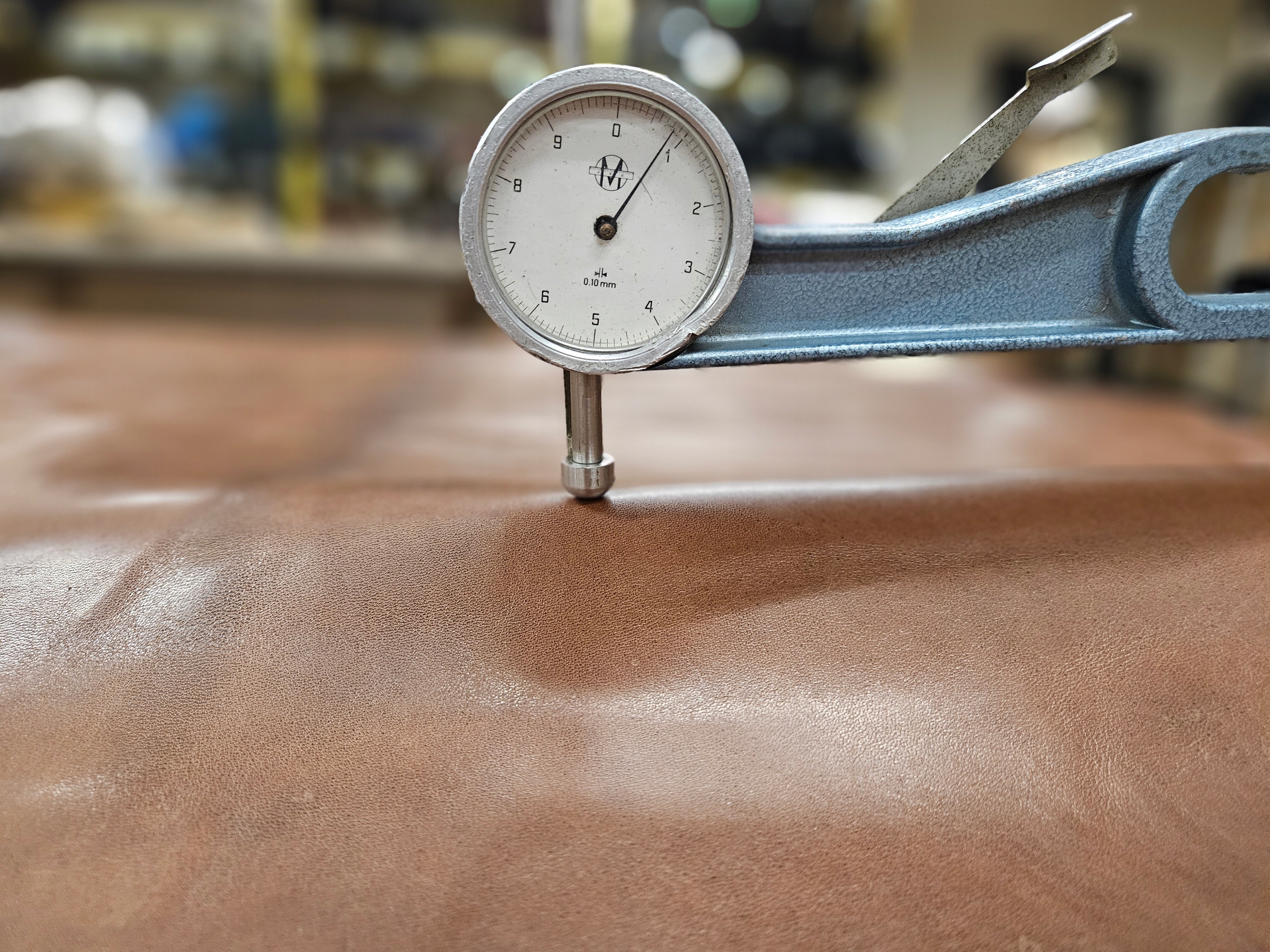 Přírodní hovězí kůže lícová 2,60 m2 hnědá tloušťka 0,8 mm