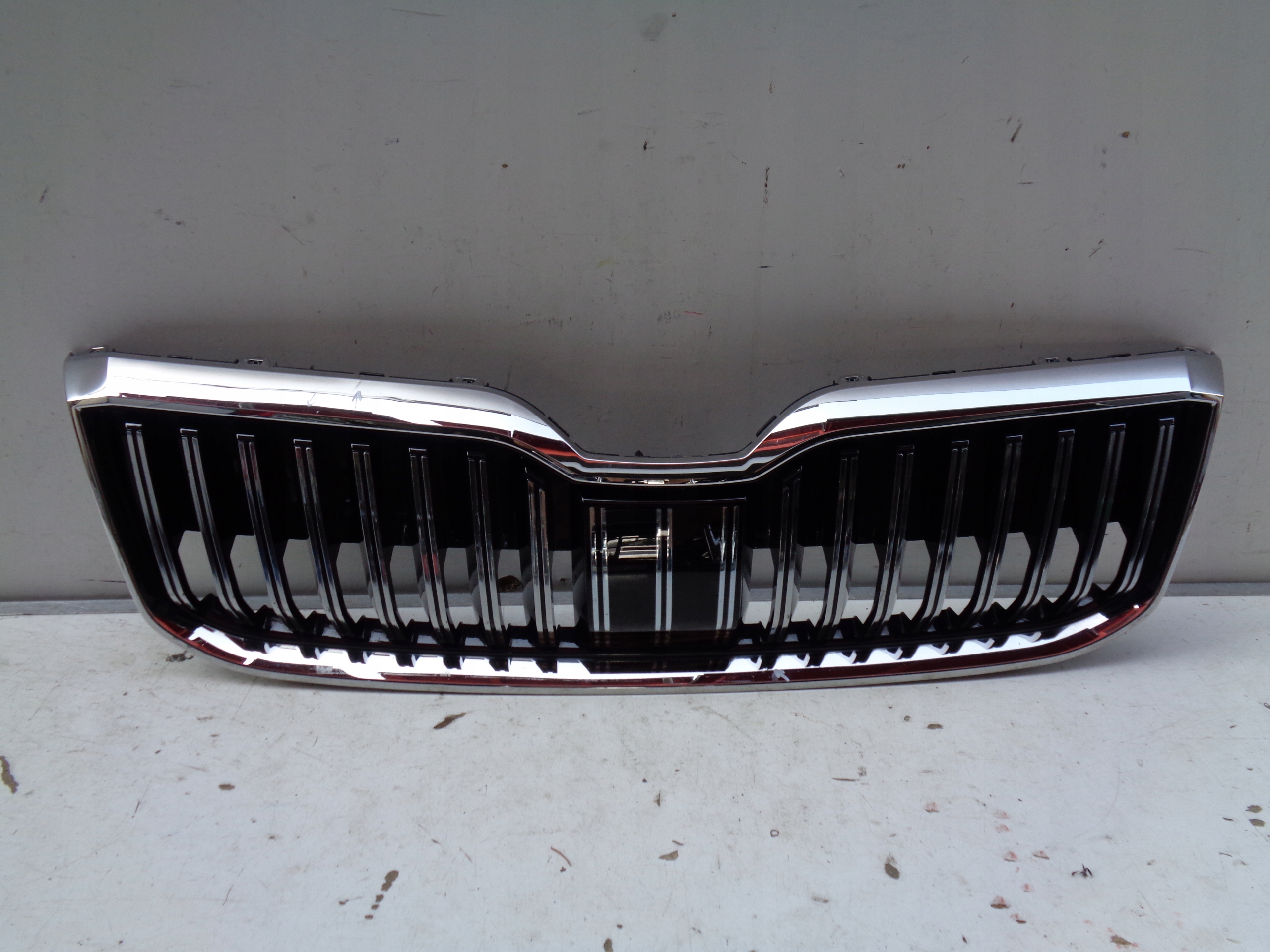 РЕШІТКА РЕШІТКА РАДІАТОРА ШКОДА SUPERB III 3 3Vv0 19- РЕСТАЙЛІНГ