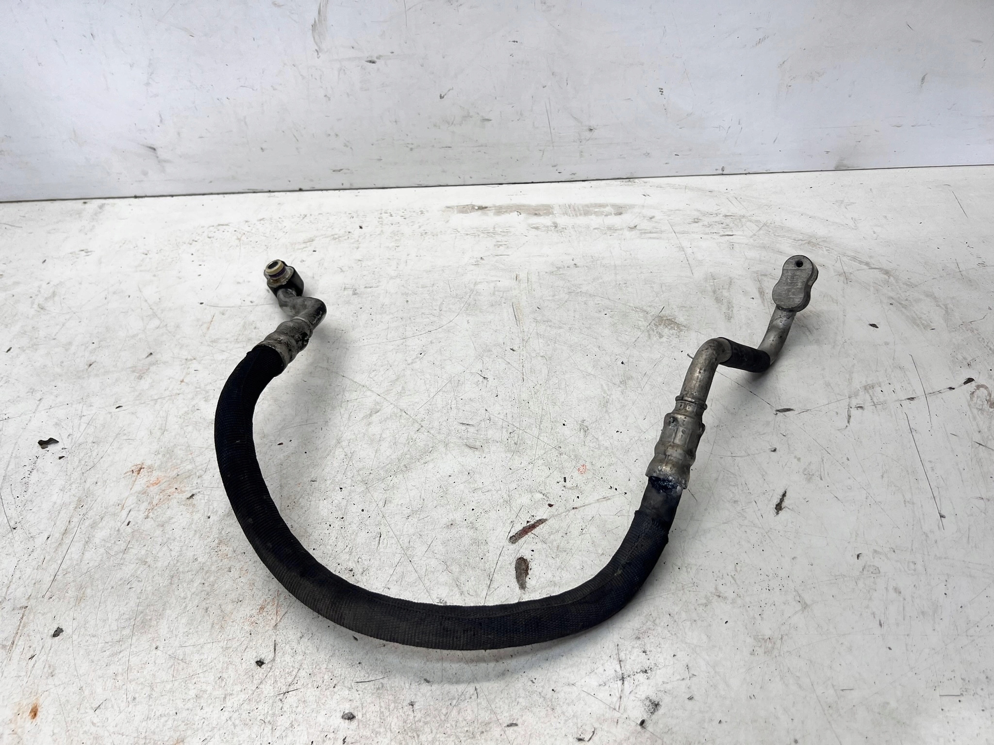 vedení hadice klimatizaci AUDI A4 B8 A5 8K0260701S