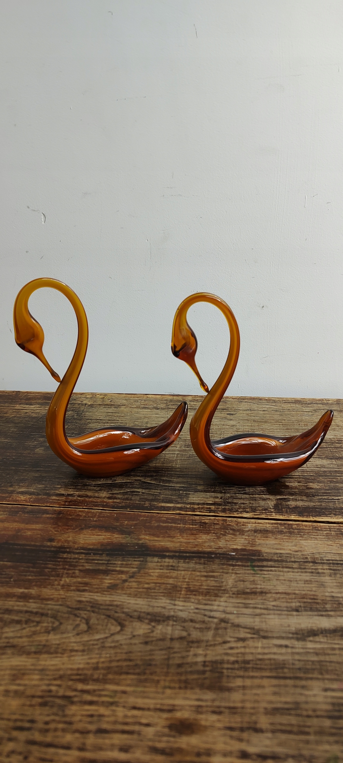 Łabędzie ze szkła miodowego