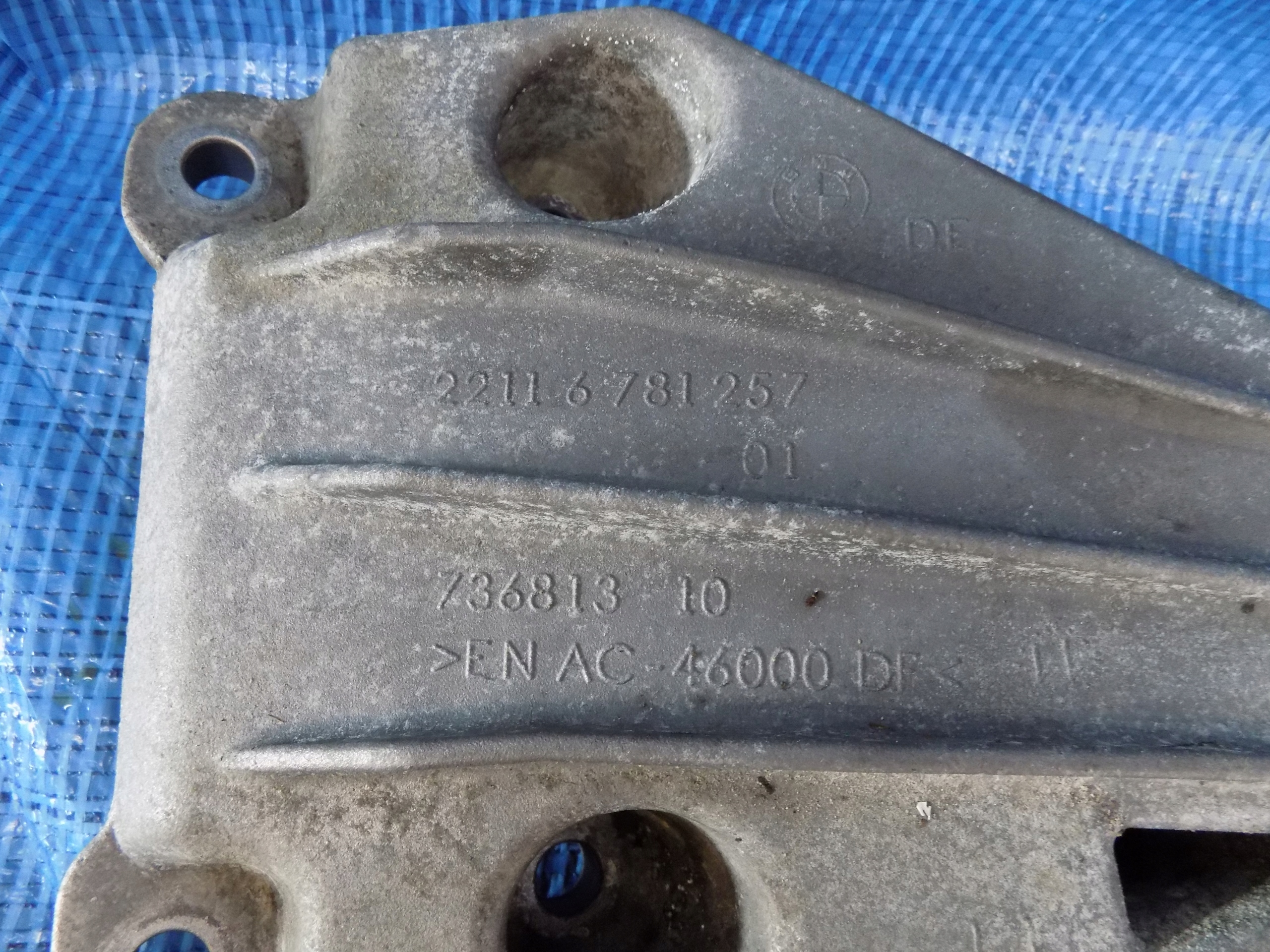 engine mount left console holder BMW 5 F10 2012R 3,0B