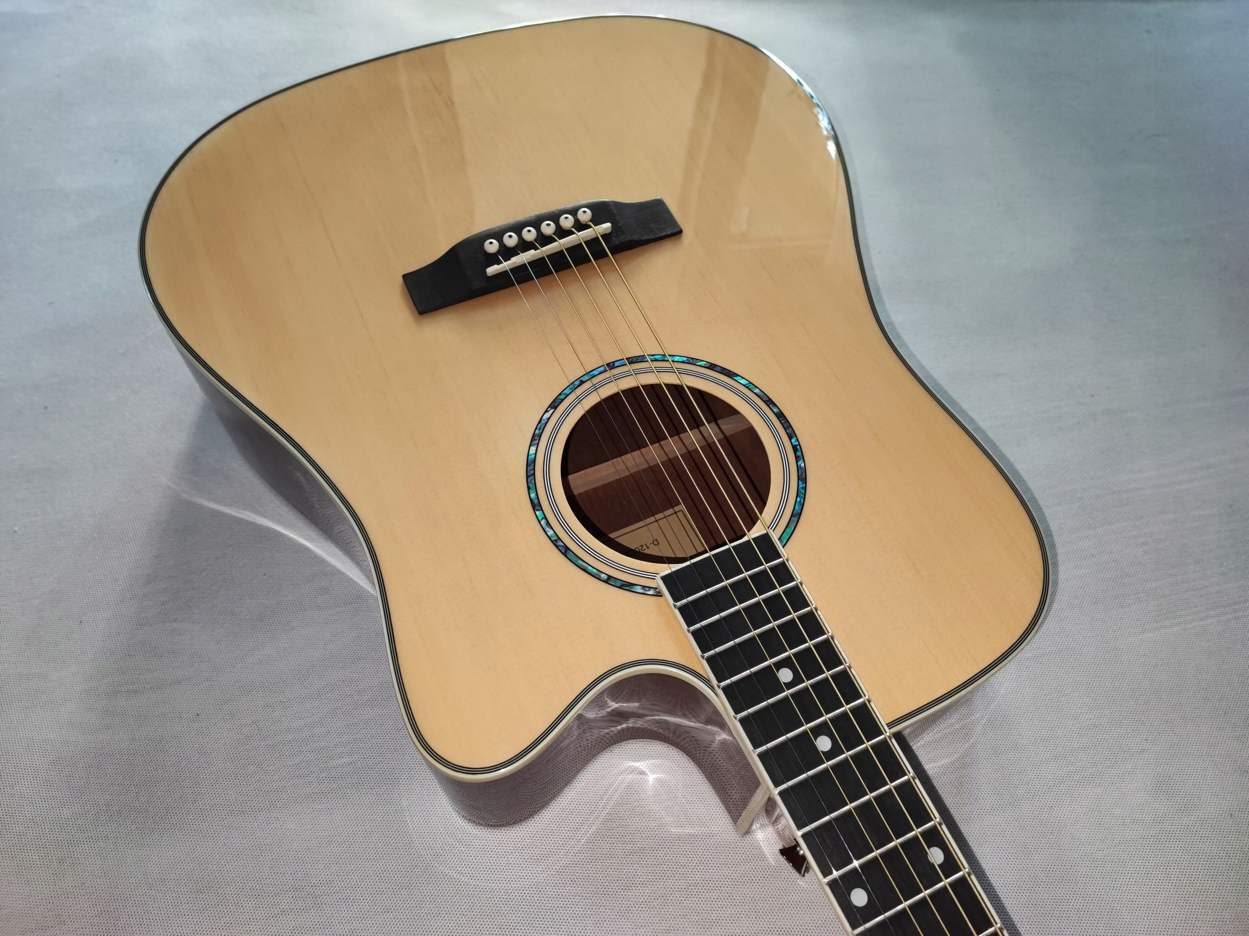 HARLEY BENTON D-120CE NT NOWA GITARA ELEKTROAKUSTYCZNA USTAWIONA LUTNICZO Rodzaj pudła Dreadnought, Western