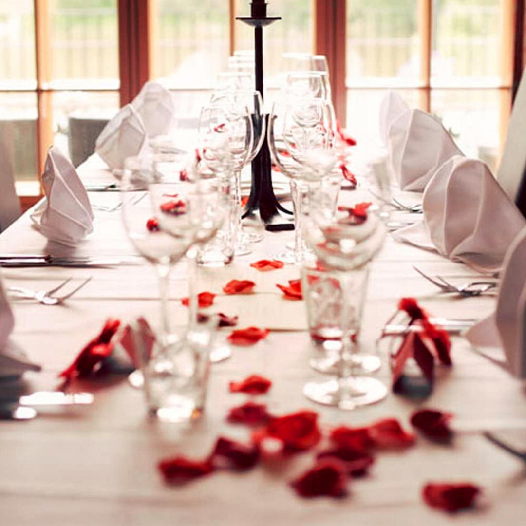 PŁATKI RÓŻ CZERWONE ŚLUB WESELE SZTUCZNE DEKORACJA KONFETTI *DUŻA ILOŚĆ* Kolor dominujący pomarańcze i czerwienie