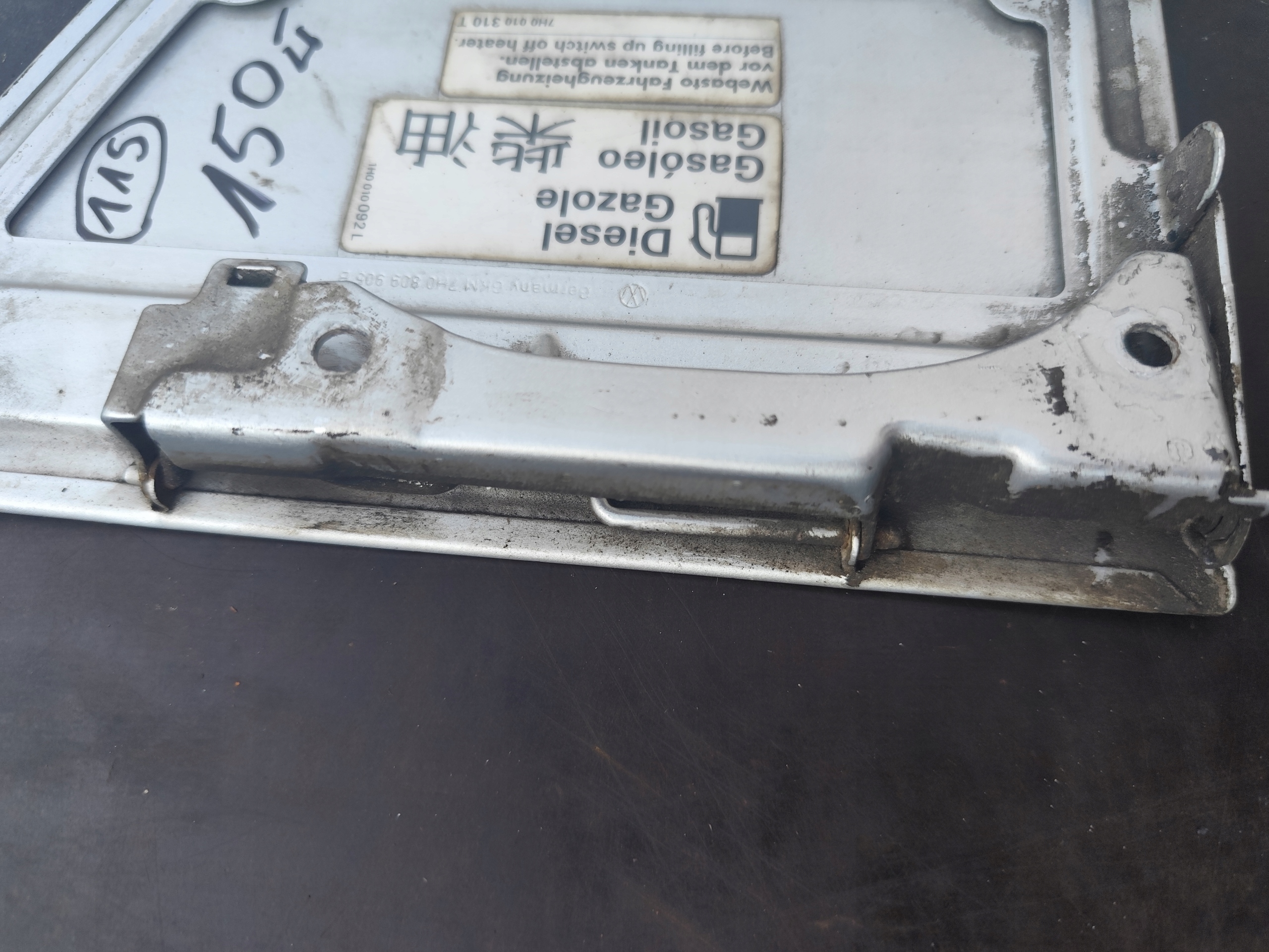 VW T5 Klapka Blech Blende Abdeckung Tankklappe des Kraftstoffsbehälters biala