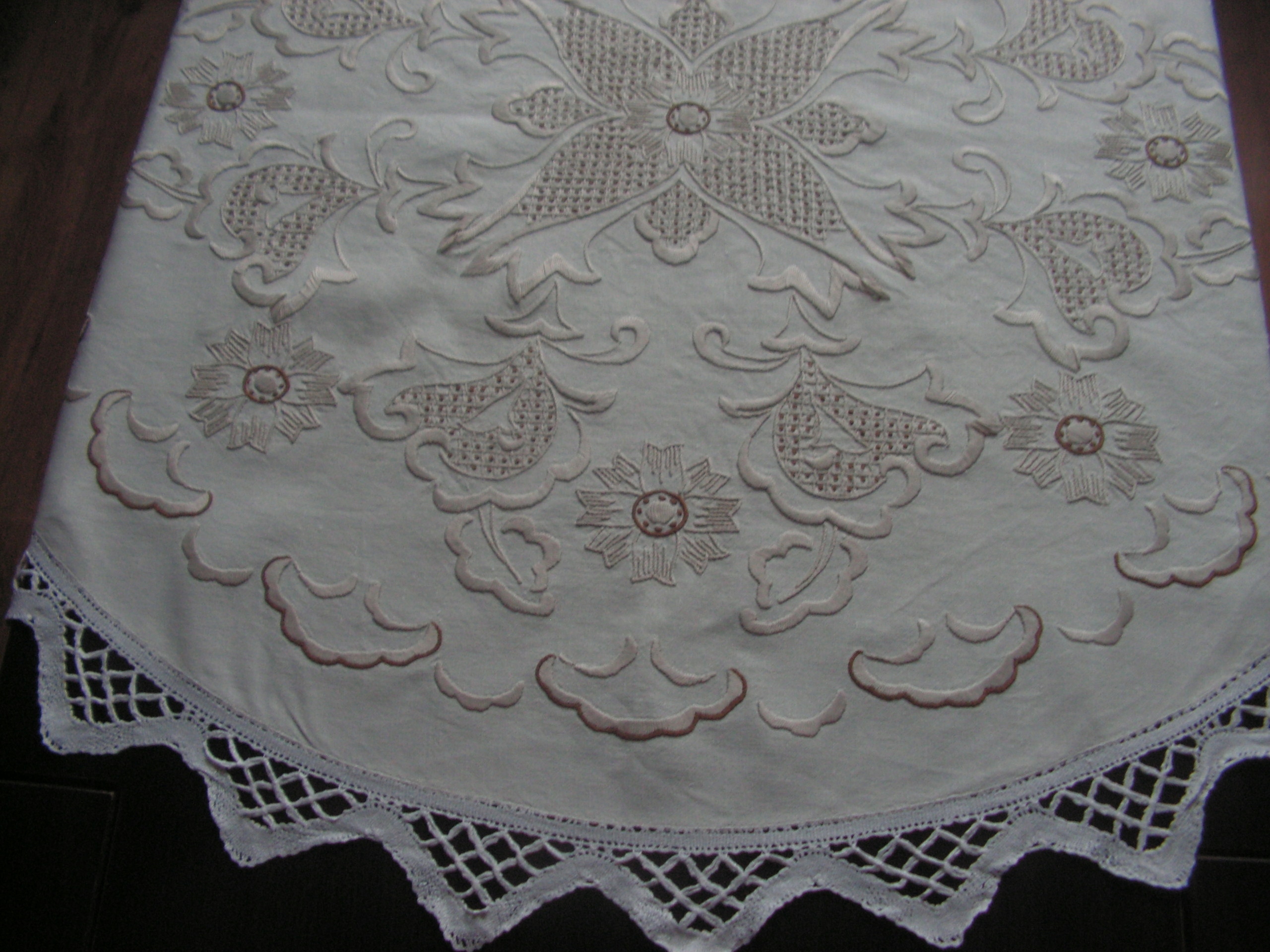 Милая Вышитая Скатерть