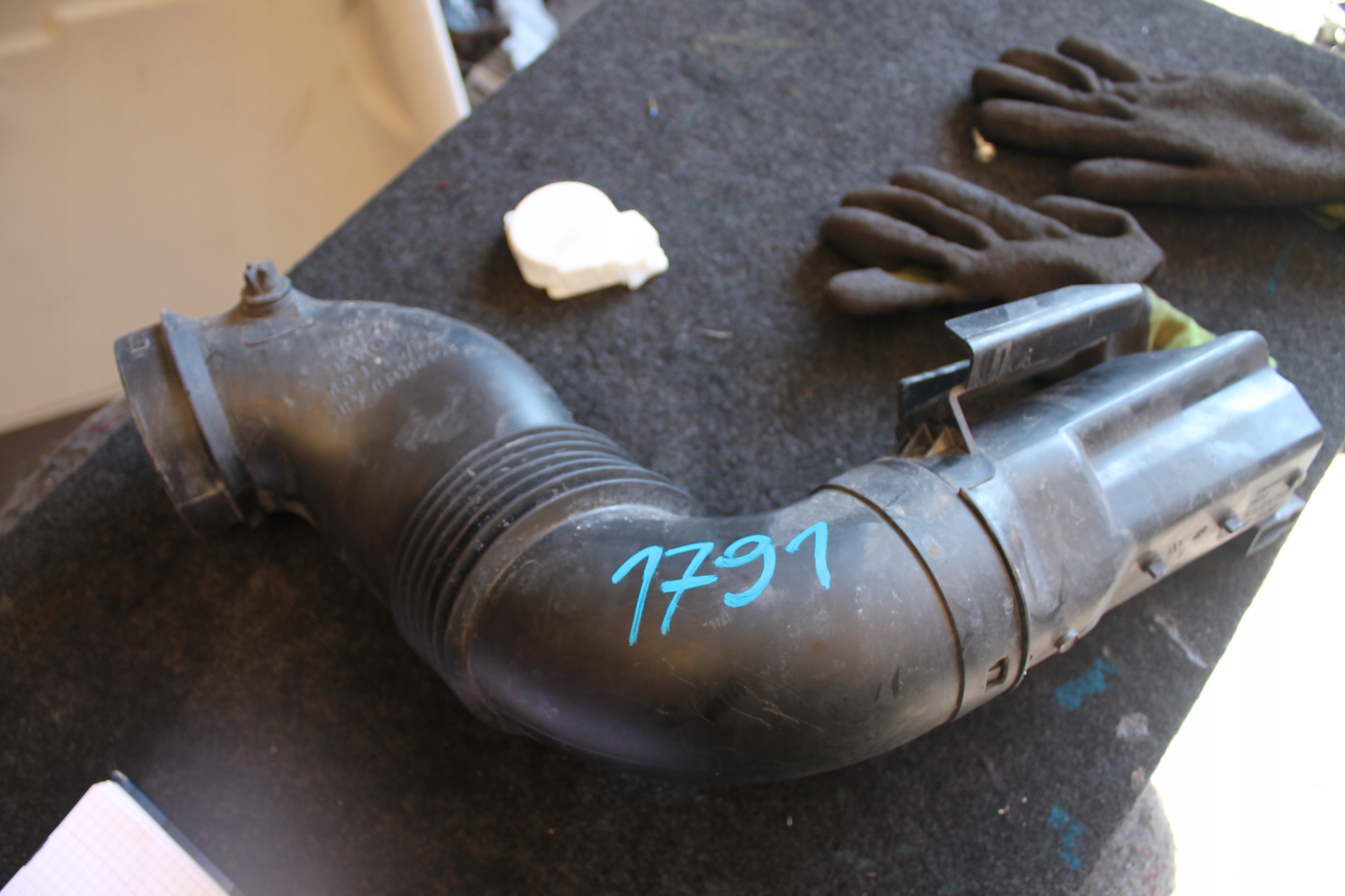 1791. pipe air hose VW 7E0129578B 7E0129752B