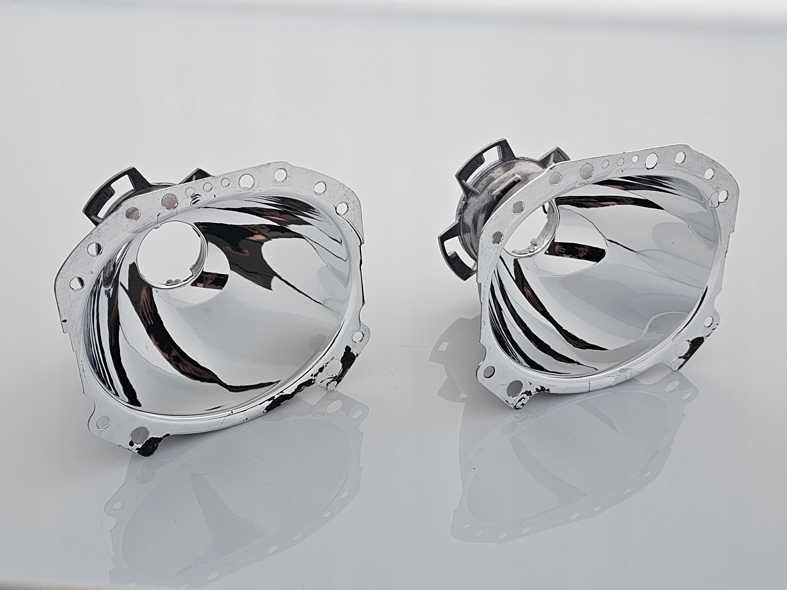 ODBŁYŚNIK SOCZEWKI REFLEKTORA MERCEDES E KLASA W211 HELLA D2S Producent części Hella