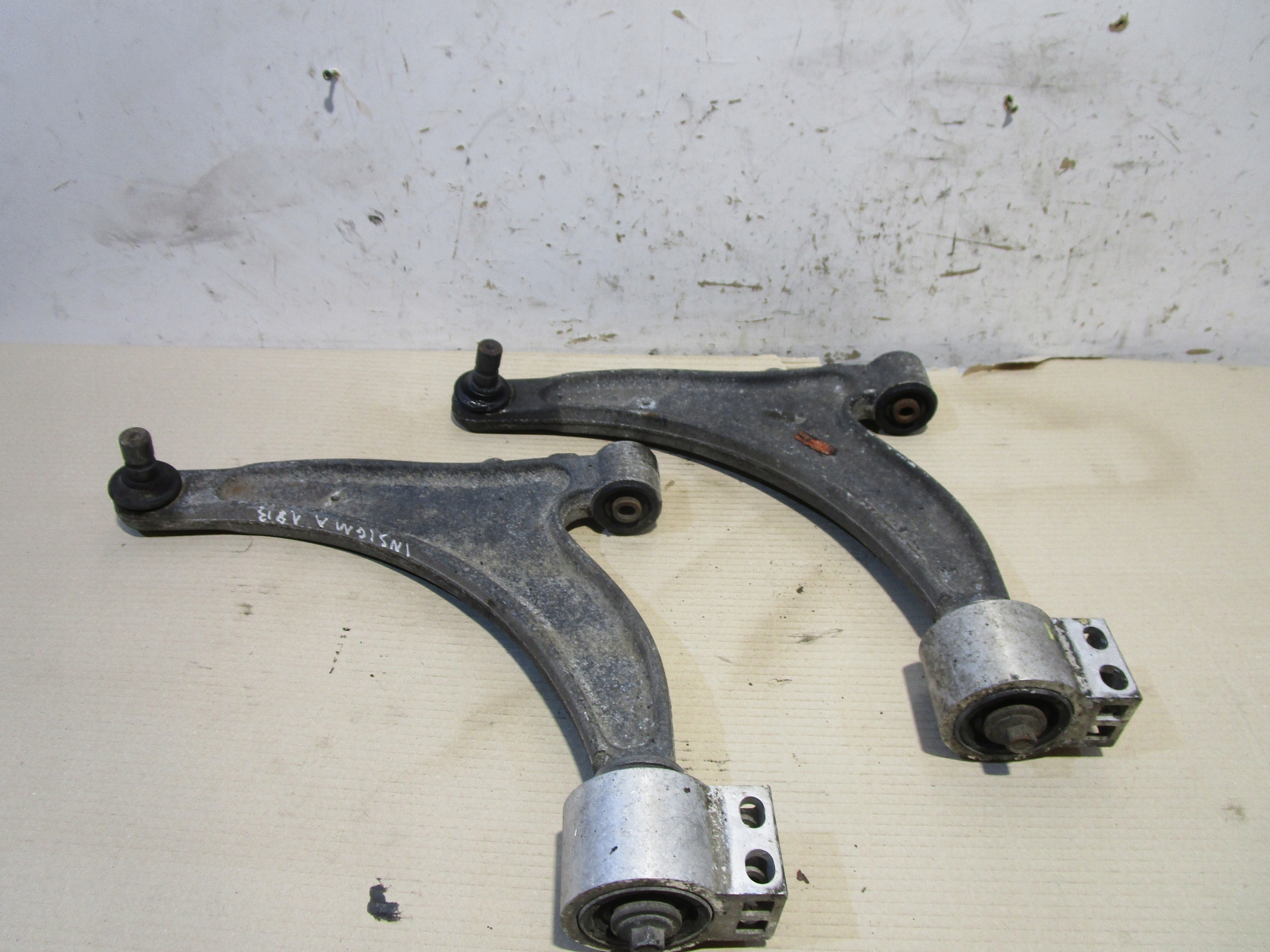 Wahacz przód lewy Opel Insignia A