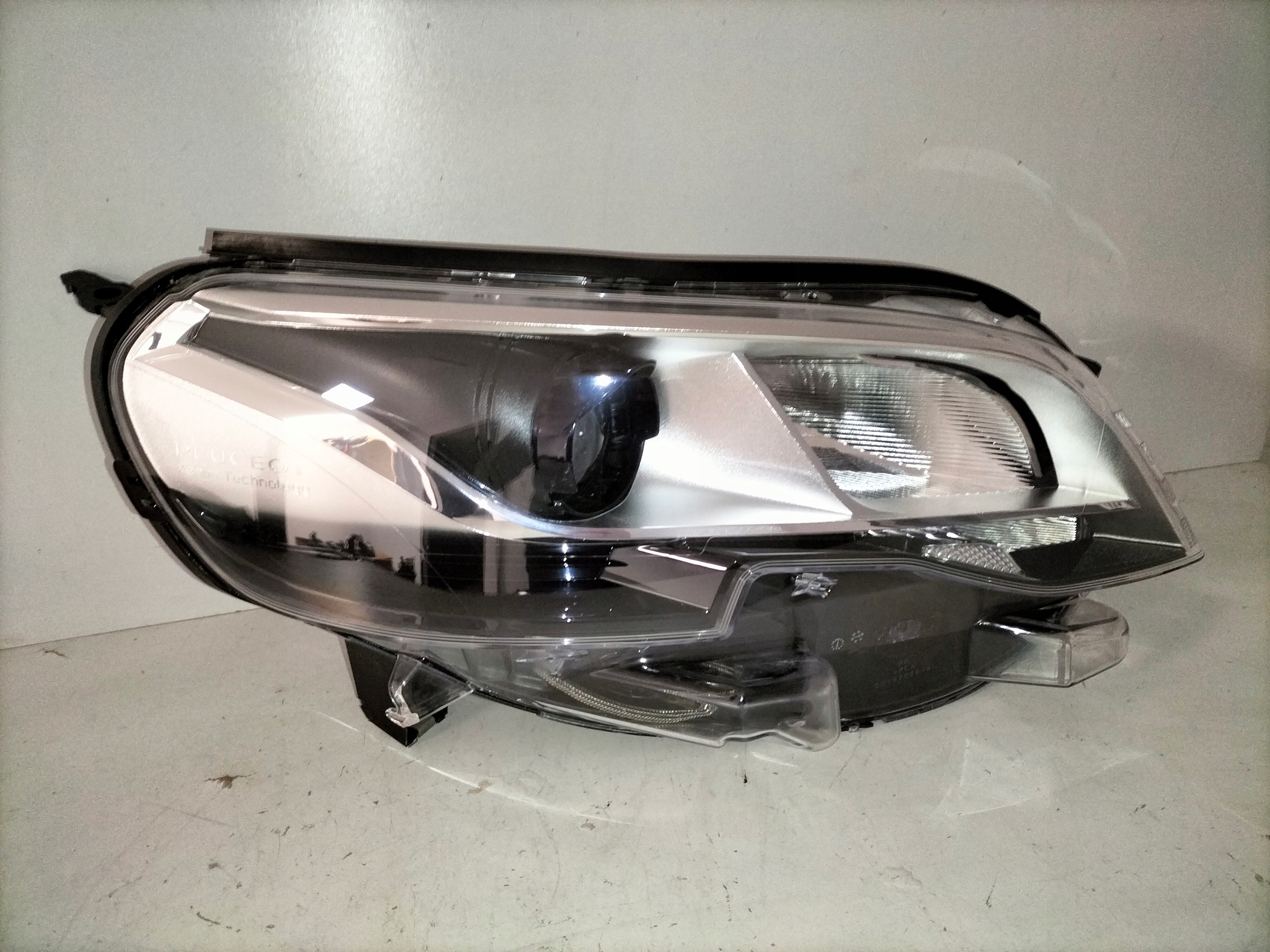 light front reflektor right PEUGEOT EXPERT III 16- TRAVELLER XENON
