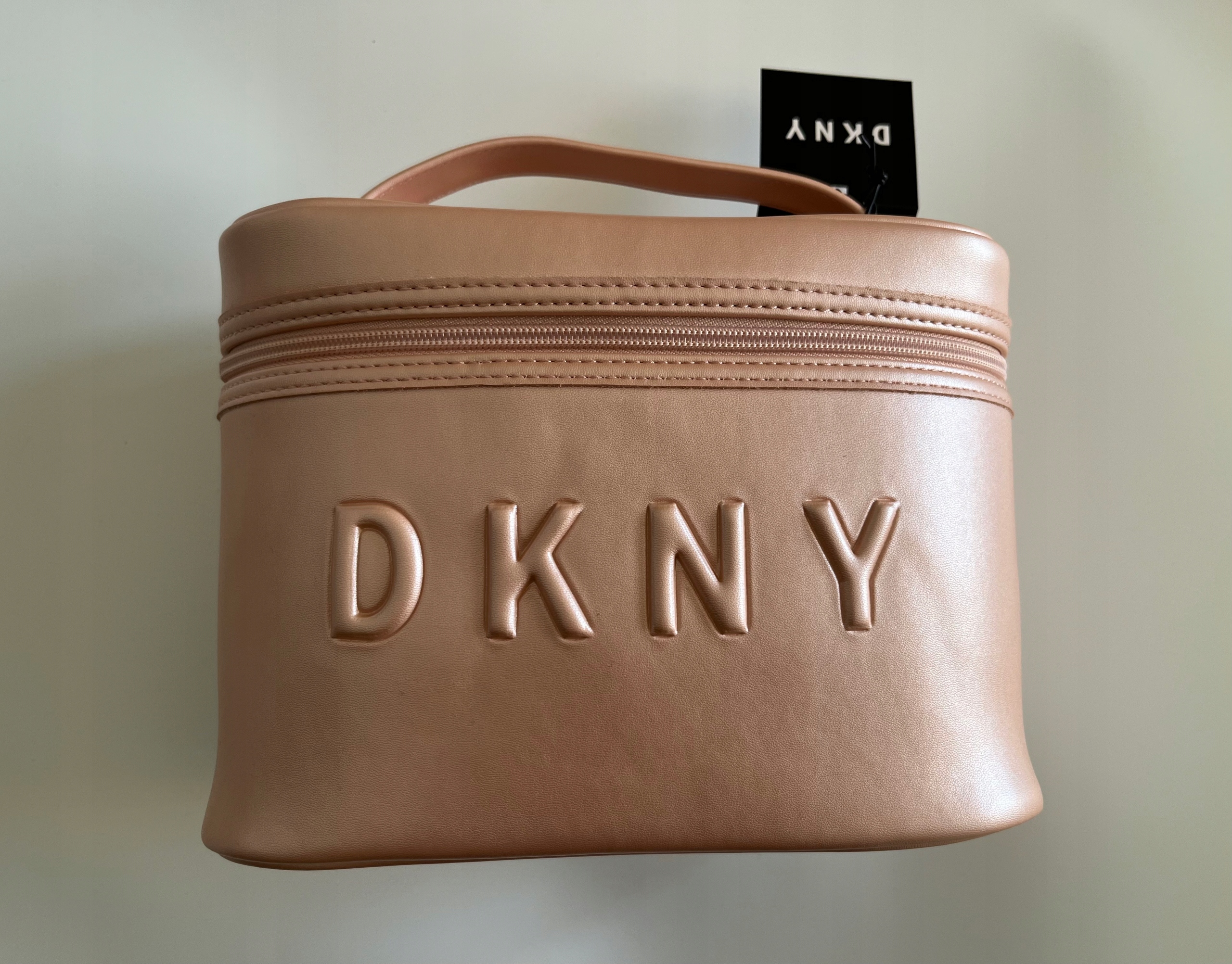 Dkny Donna Karan New York Kosmetyczka Tall Train Case metaliczna pink