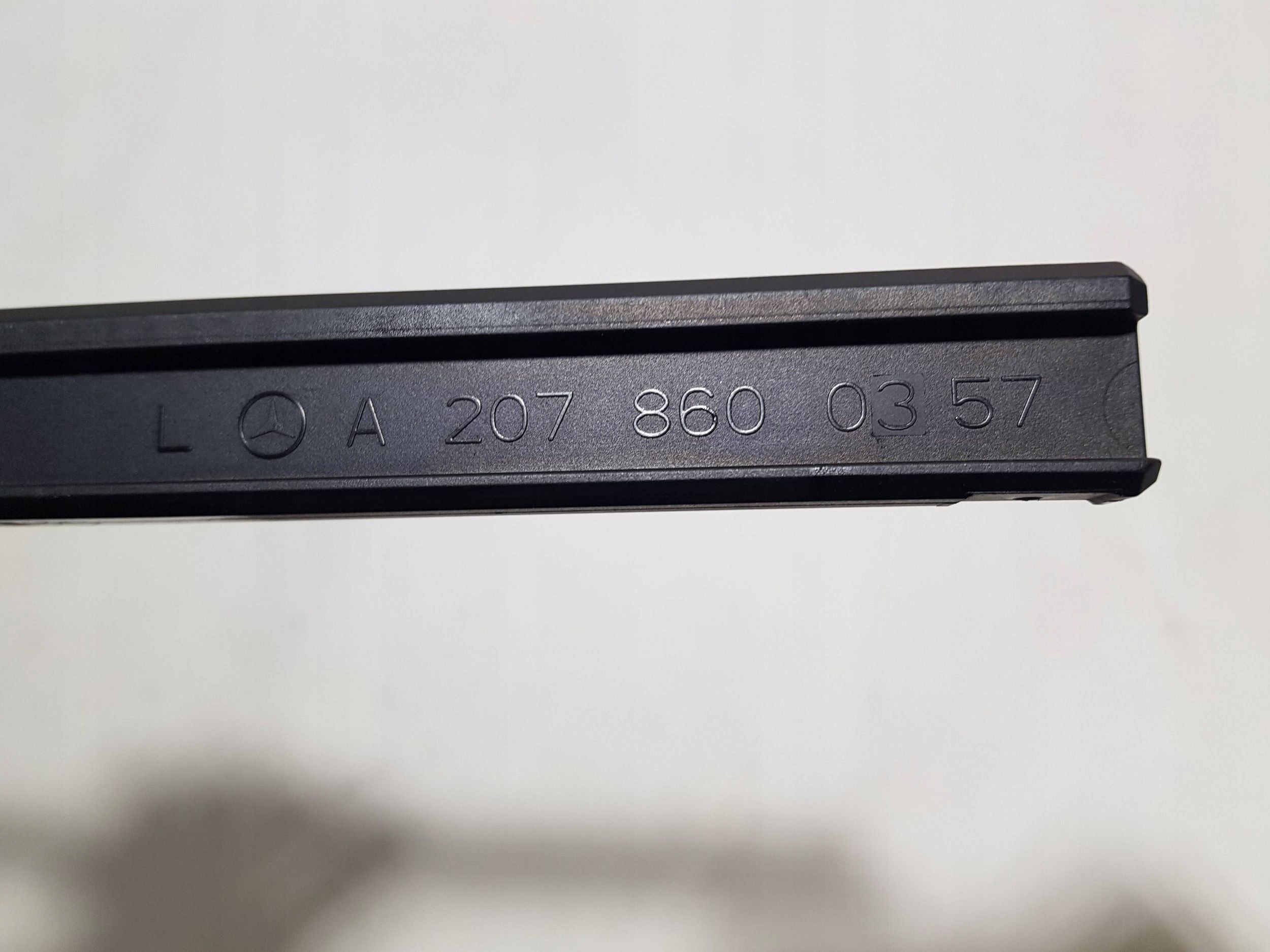 MERCEDES E KLASA W207 moulding rail left PODAJNIKA PASOW A2078600357