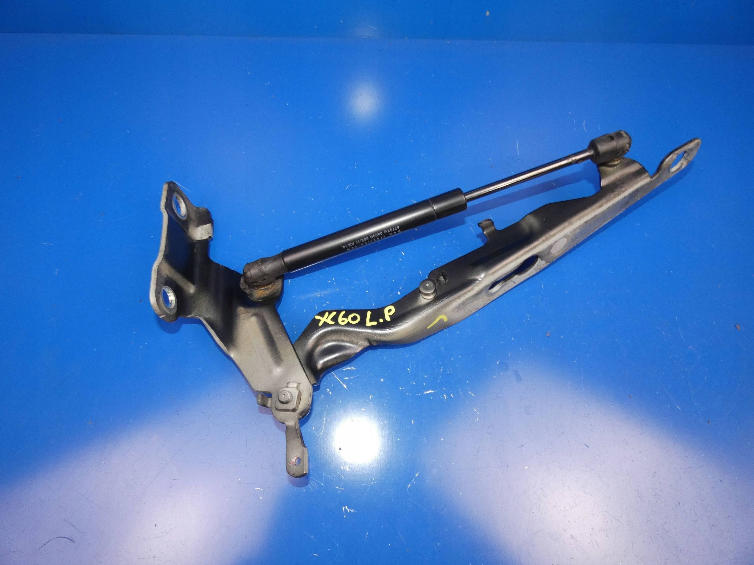 VOLVO XC60 and hinge bonnets POKRYWY left front damper