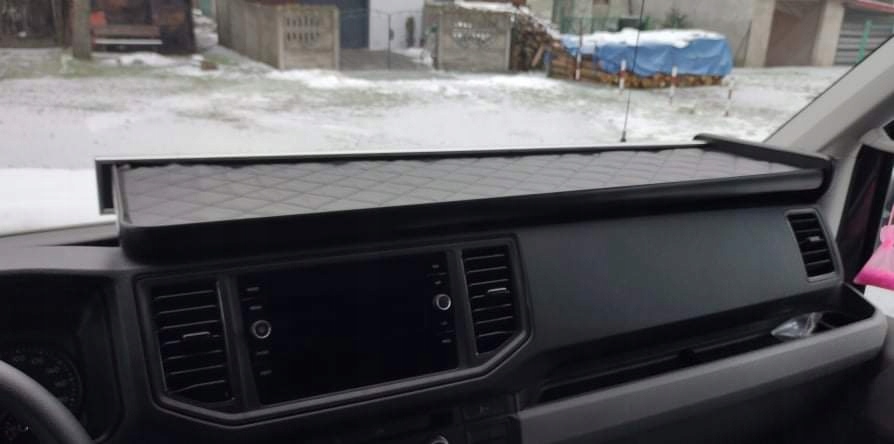 Police, stolek na kokpit Vw Crafter od roku 2017. Skaj