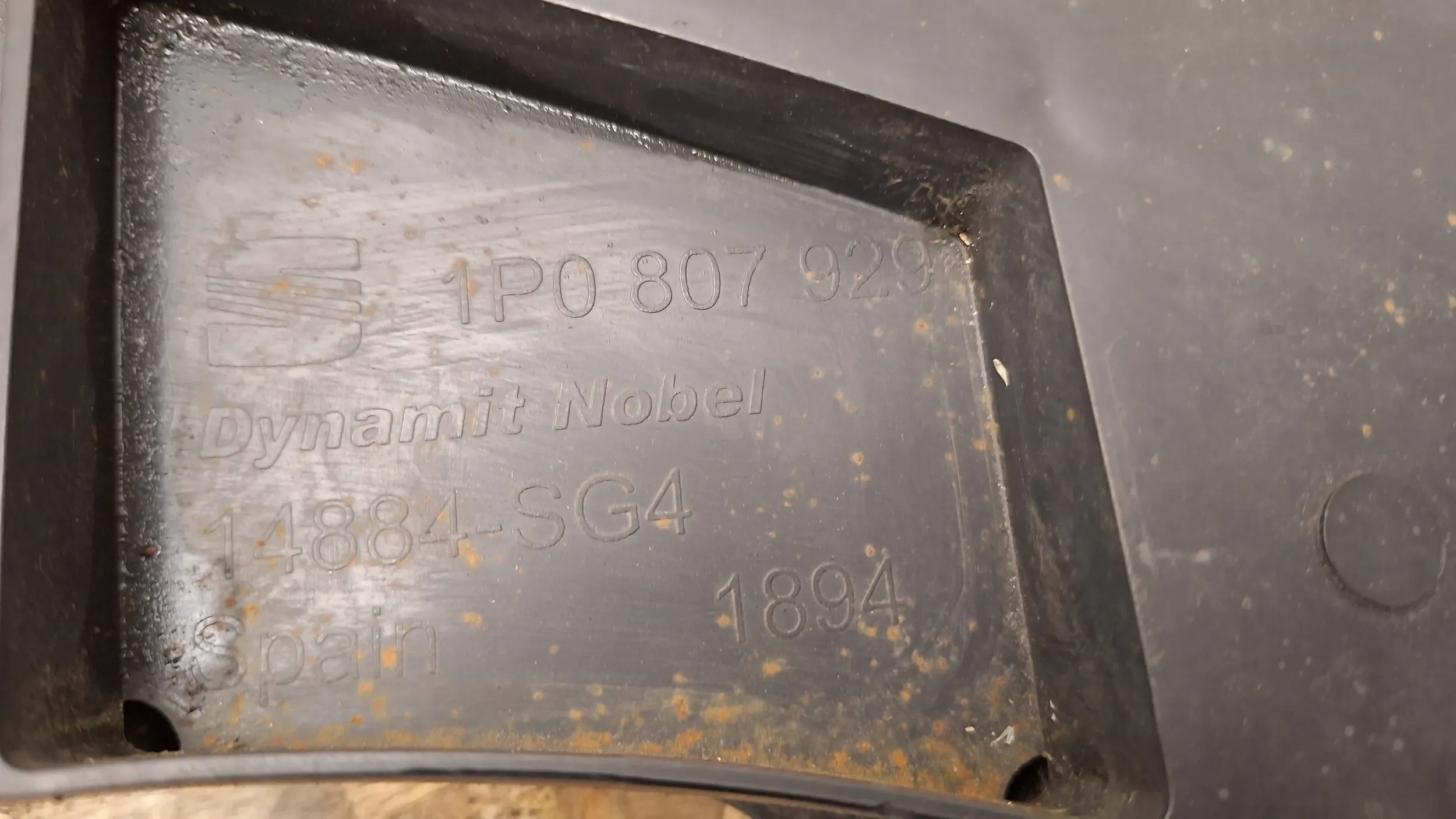 sider pillar of a bumper front 1P0807929 SEAT LEON ll 05-09