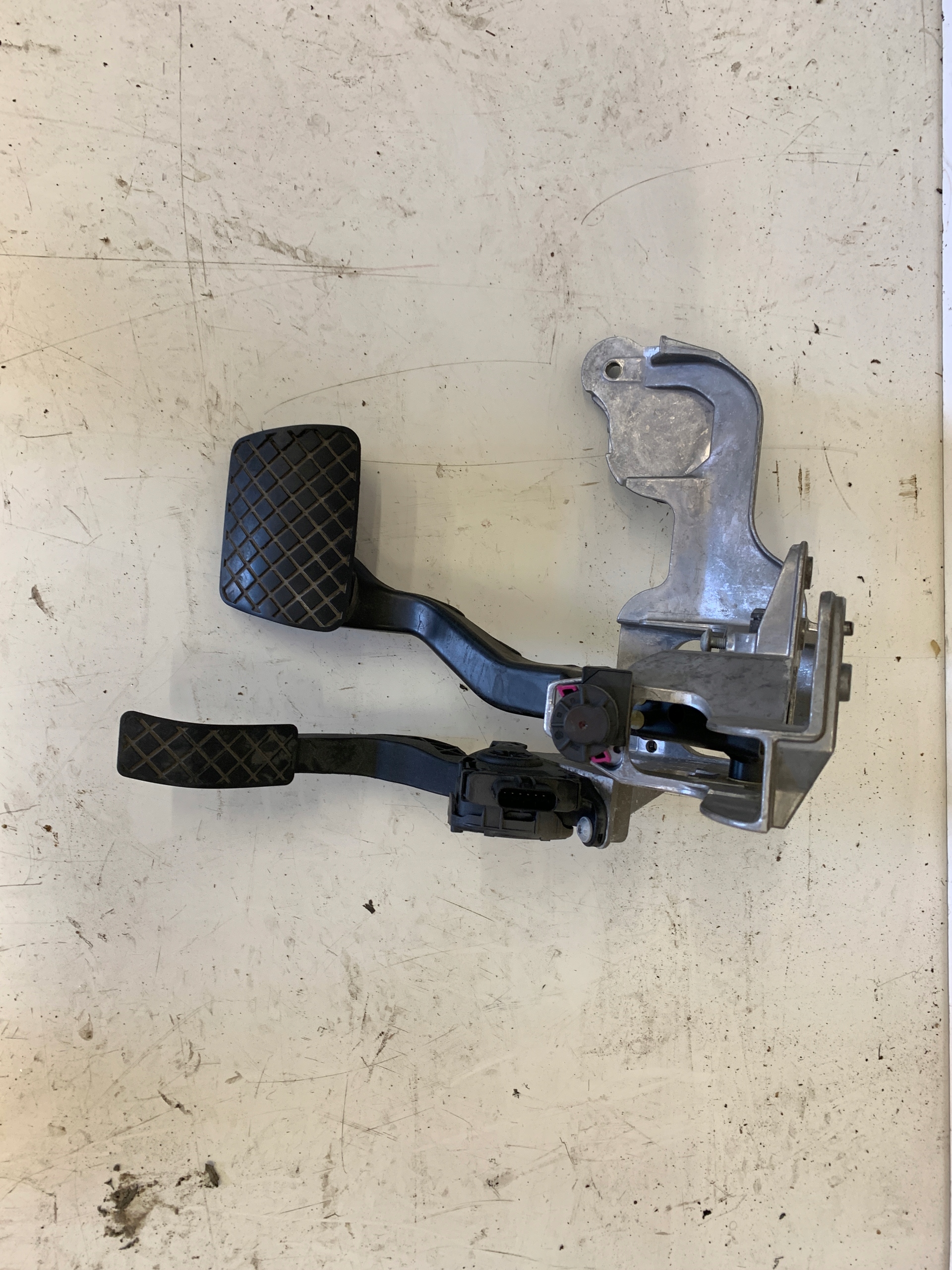 AUDI A6 C7 A7 4G стойка педали 2 4G1723117 комплект