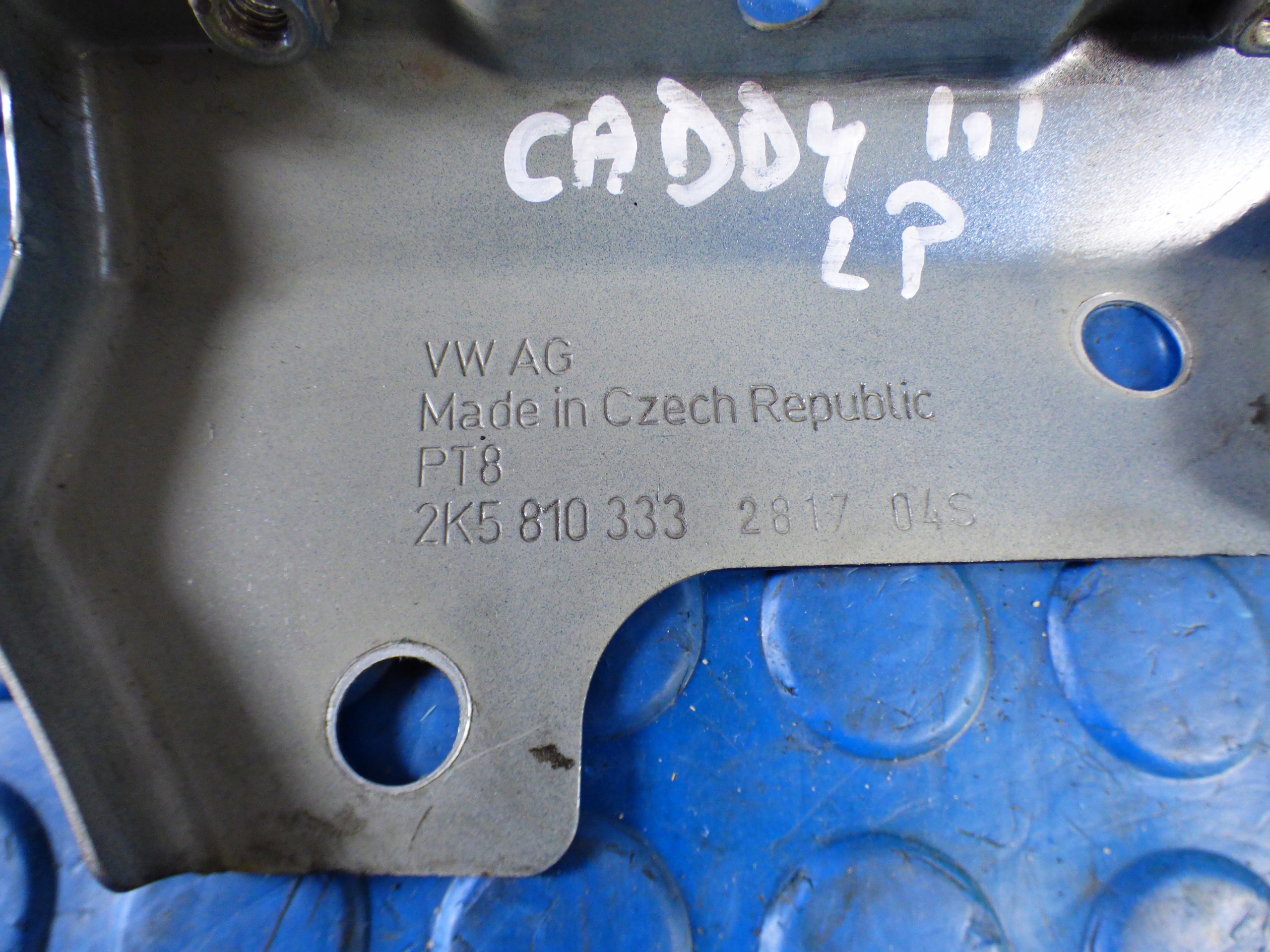 SUPPORT PLAQUE AILE GAUCHE AVANT VW CADDY III 2K5