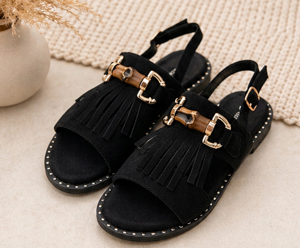 Černé dámské sandály s třásněmi a zlatou přezkou – styl boho 41