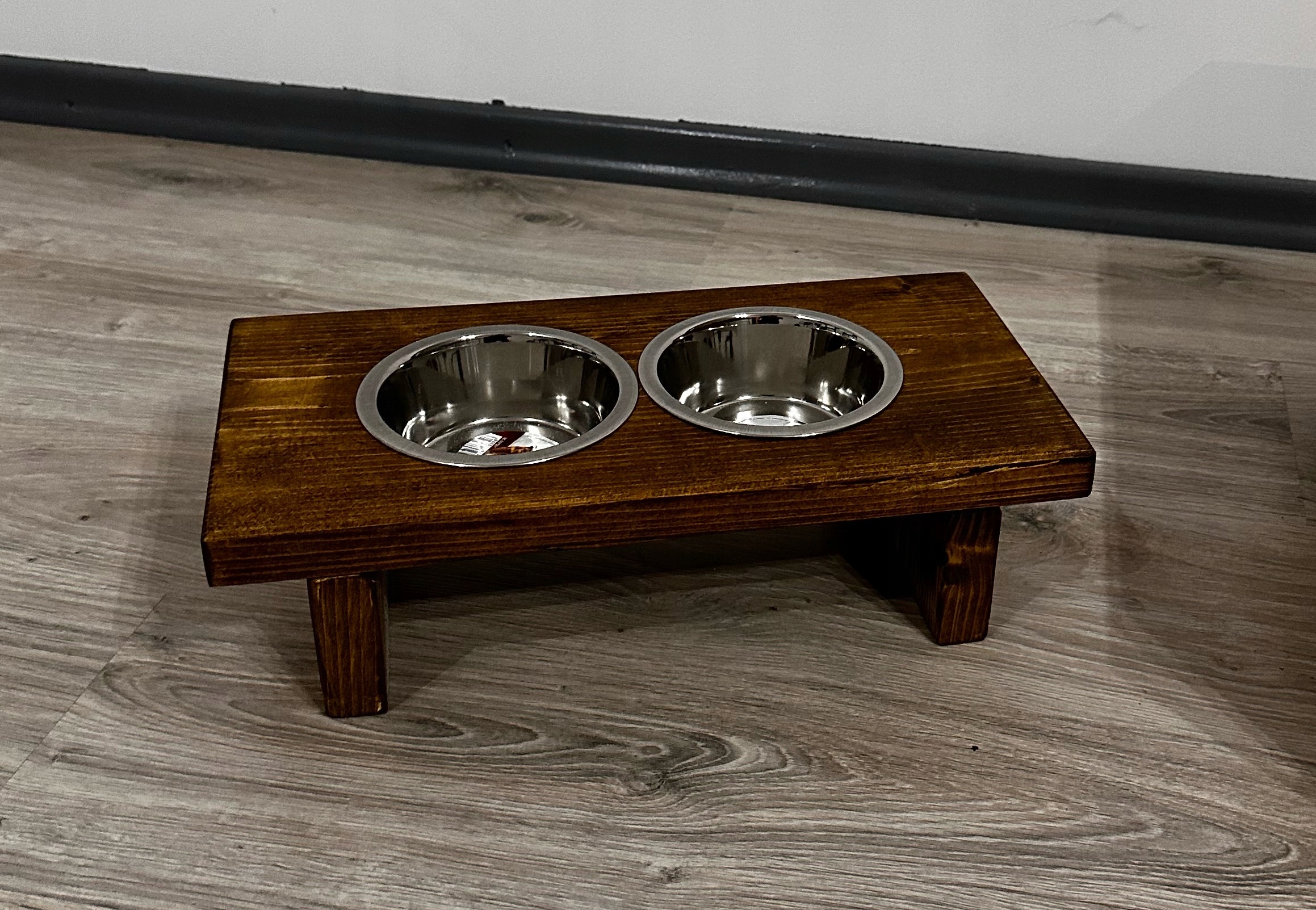 Levně Dřevěný stojan na Misky pro psa kočku Dřevěný bufet 2x 0,9 l