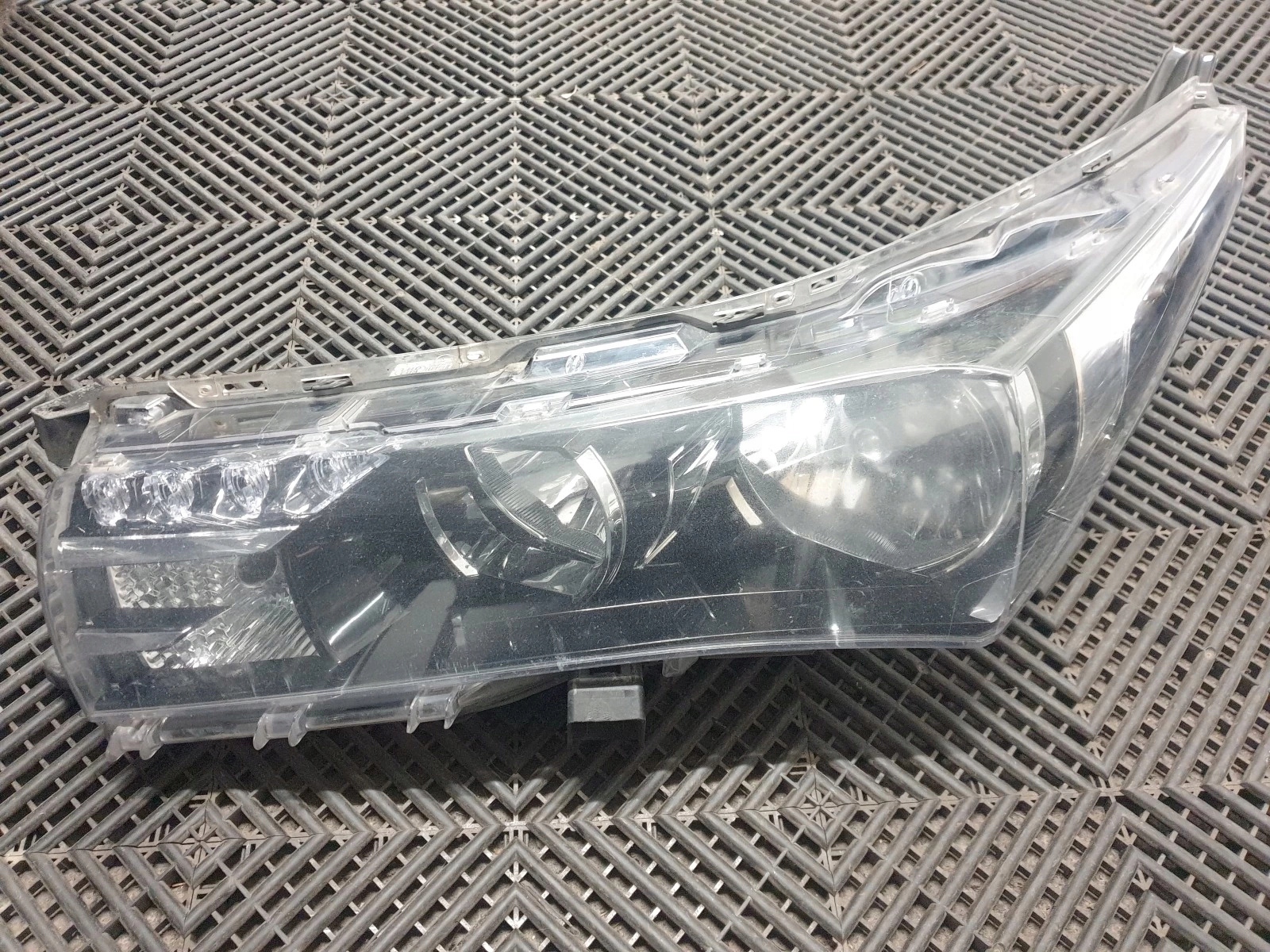 ФАРИ ФАРА ЛІВА ПЕРЕД TOYOTA COROLLA E16