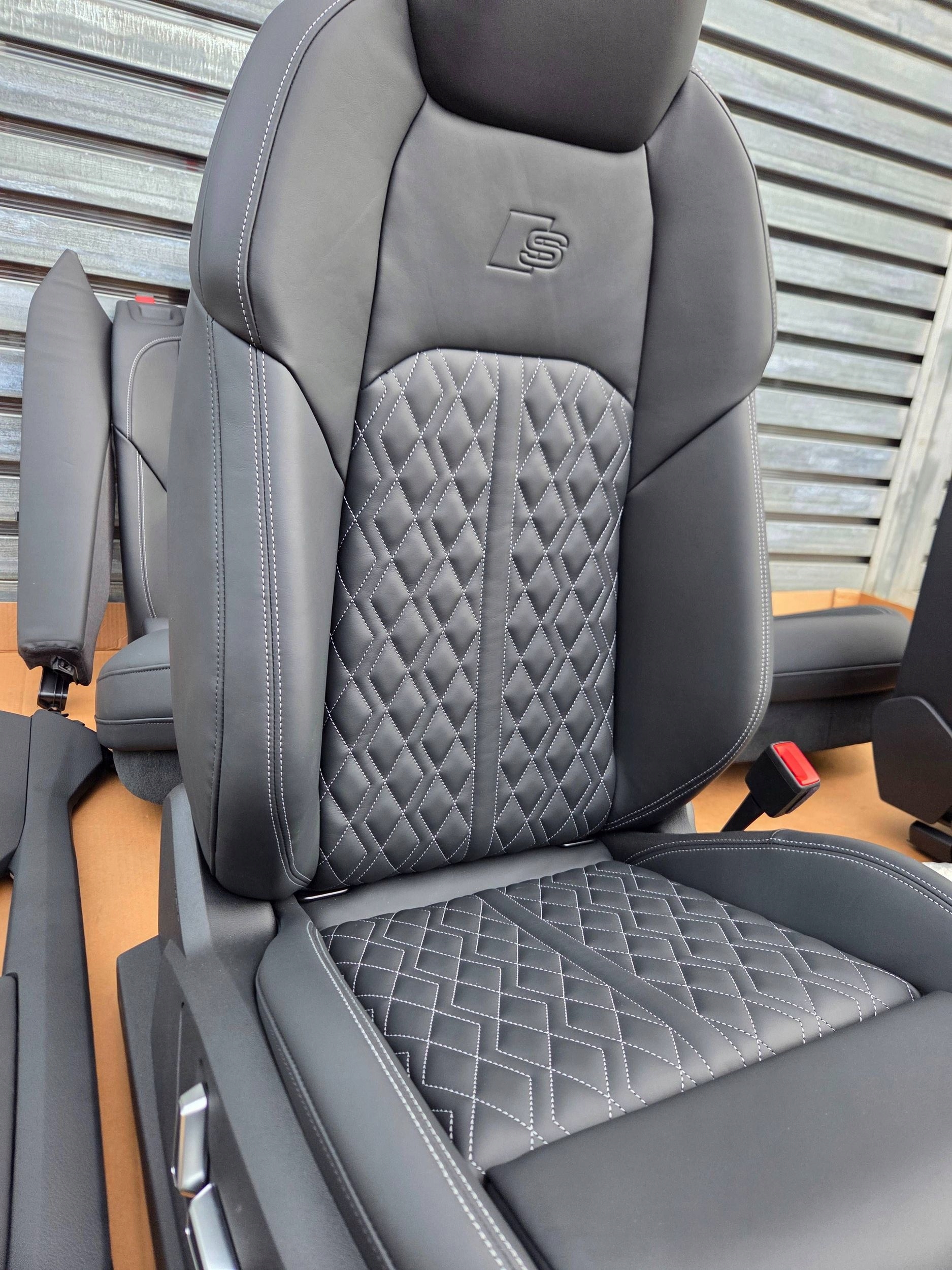 Audi Q8 E-TRON SPORTBACK s 4KE бочки подлокотник кожа