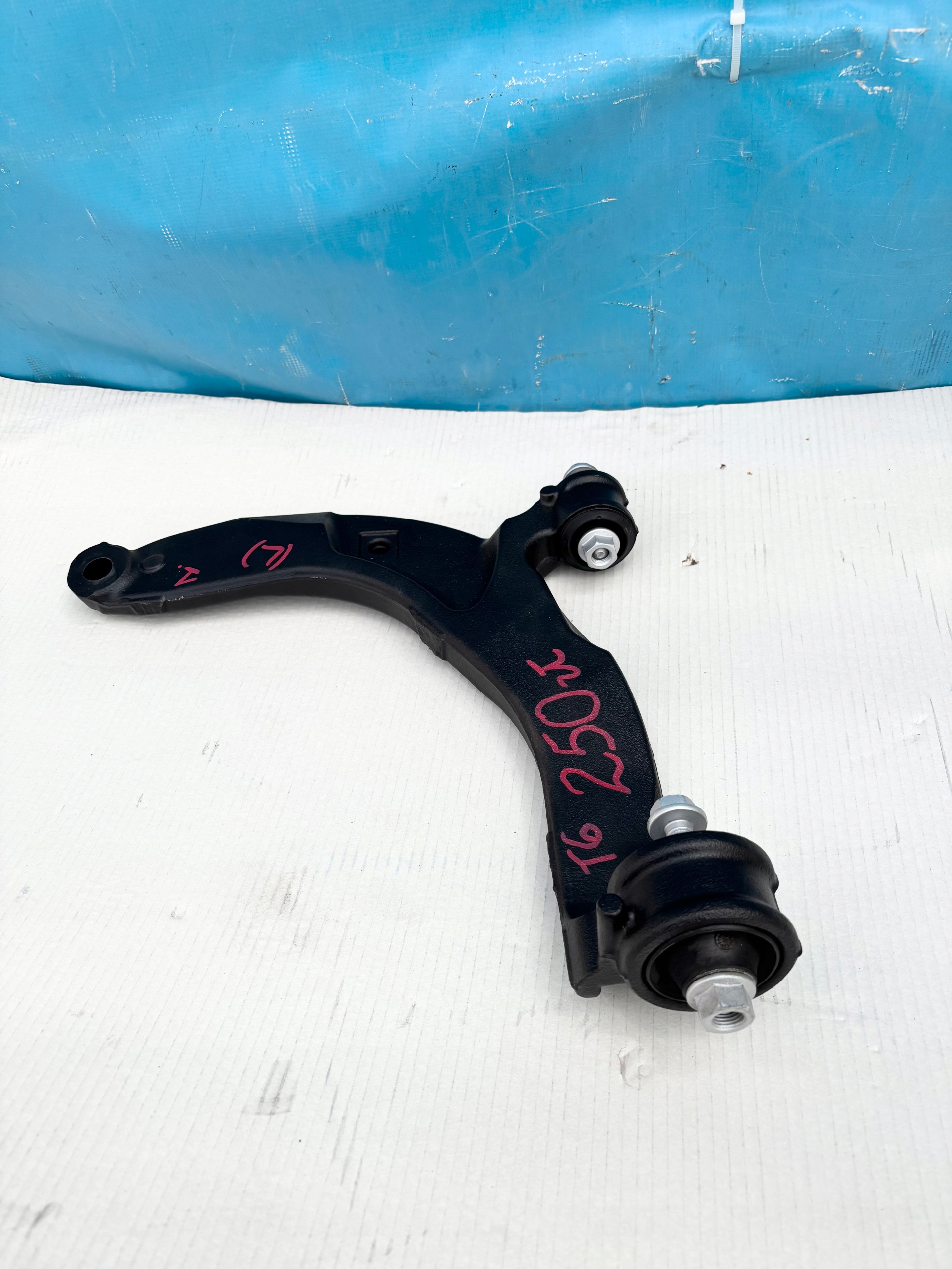 VW T6 CARAVELLE TRANSPORTER MULTIVAN 16- arm front front left and screws