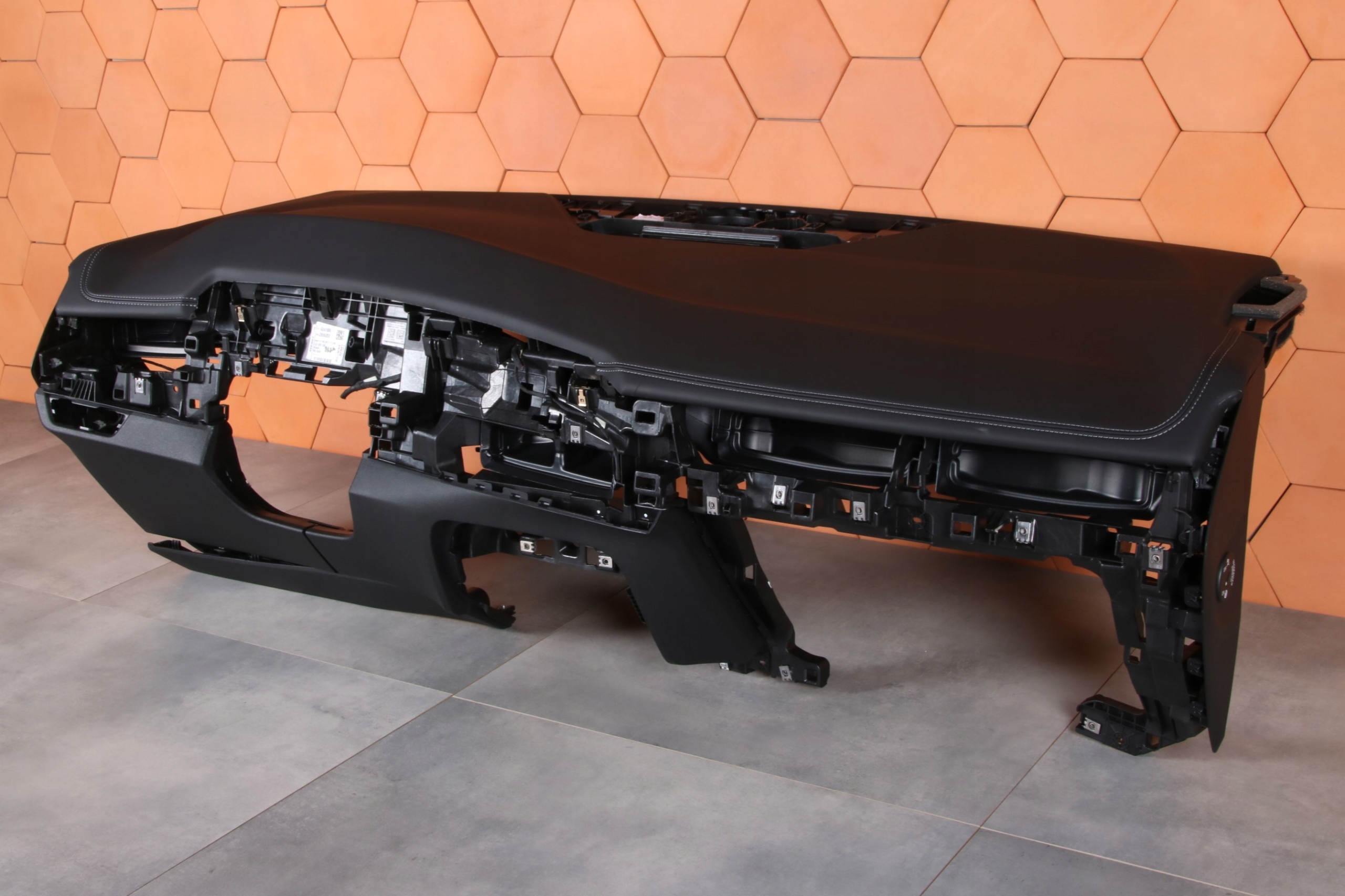 BMW 2 U06 originál dashboard instrument panel console SENSATEC black 4241 km !!!