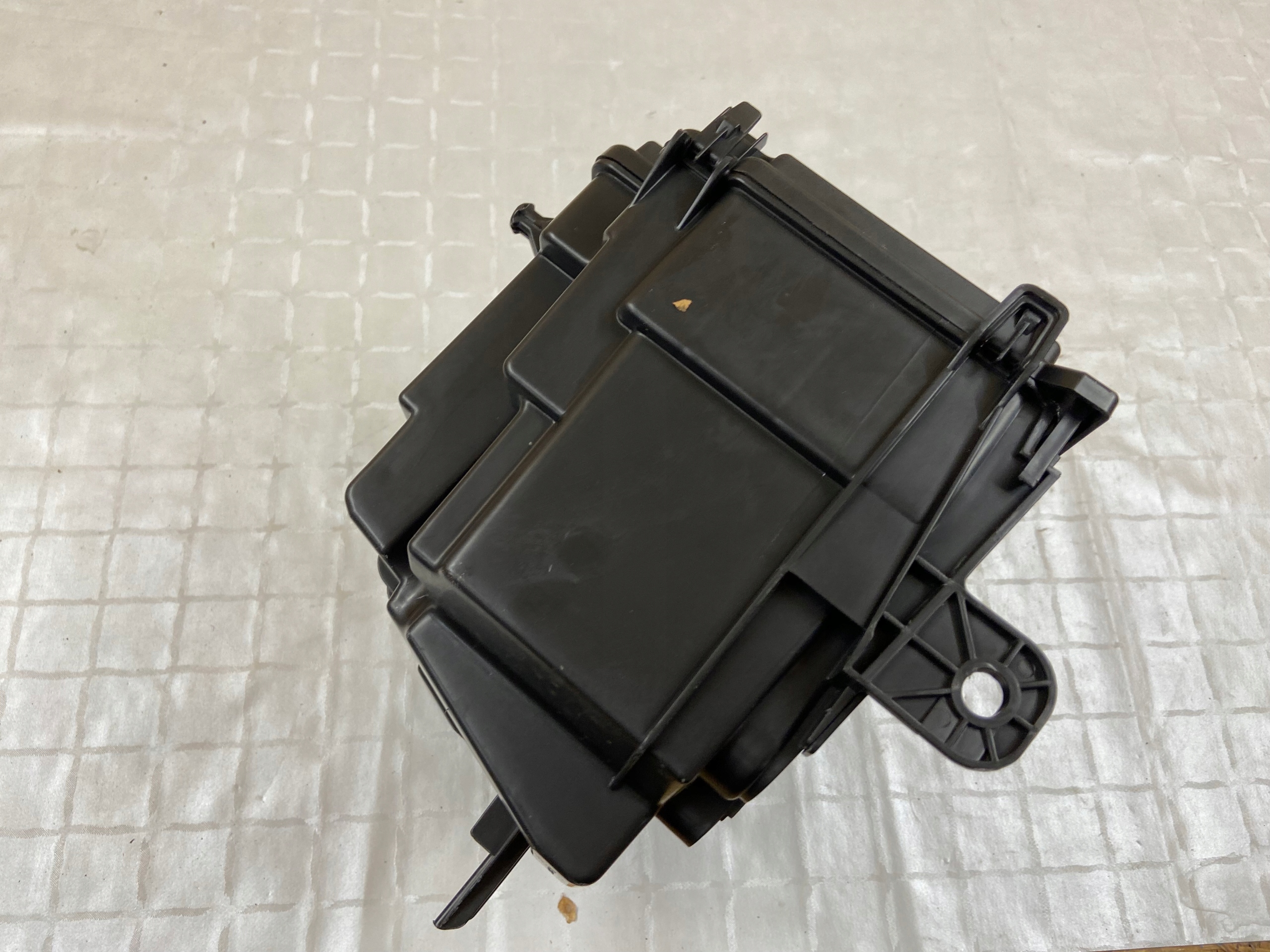 TRAFIC III OBUDOWA SKRZYNKI BEZPIECZNIKÓW VIVARO B 758a68701r