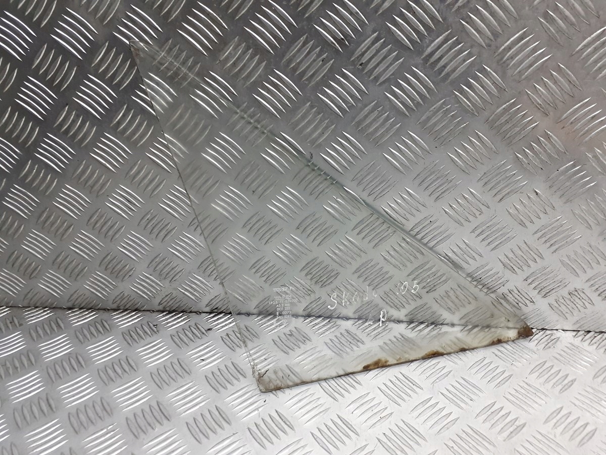 ПЕРЕДНЕЕ ЛЕВОЕ СТЕКЛО SKODA 105 S