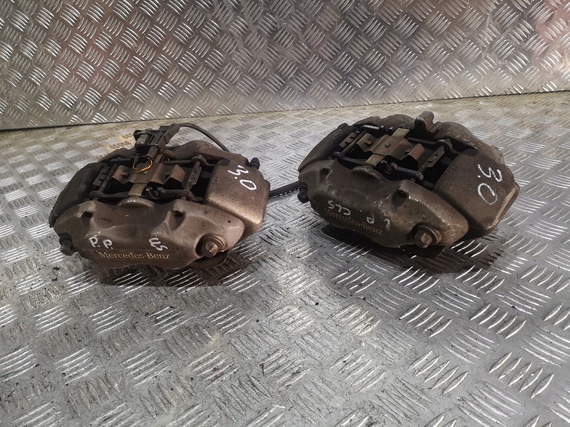 Передний зажим левый передний CLS W218 3.0 CDI