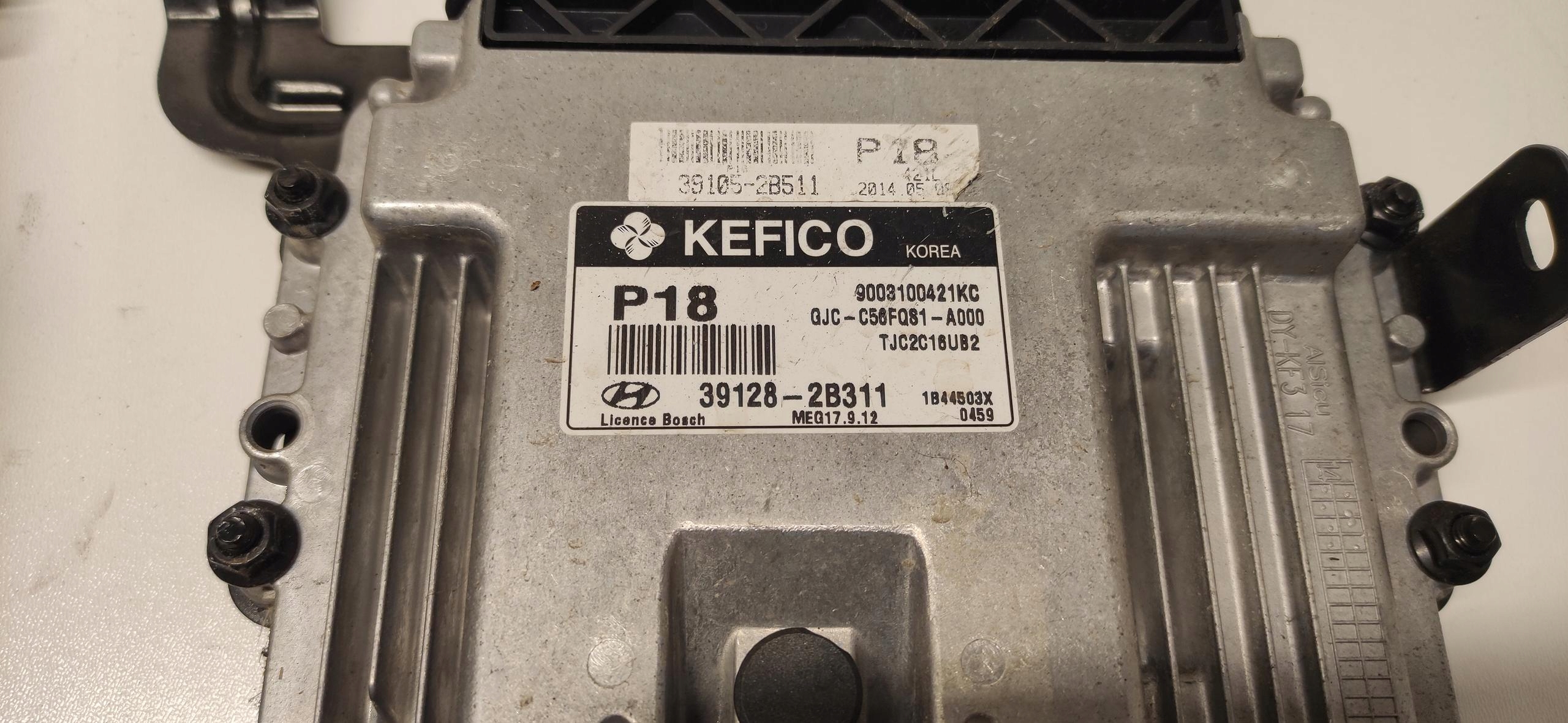 HYUNDAI IX20 1.6 petrol control unit computer of the engine running board 39128-2B311