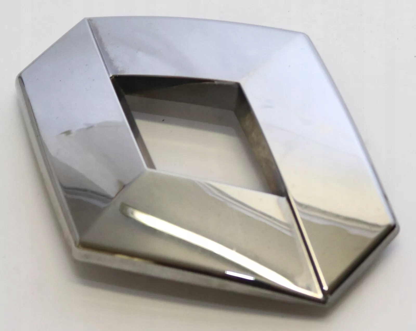 EMBLEMAT ZNACZEK KLAPY TYŁ 908897724R RENAULT CAPTUR I J87 H5/J5