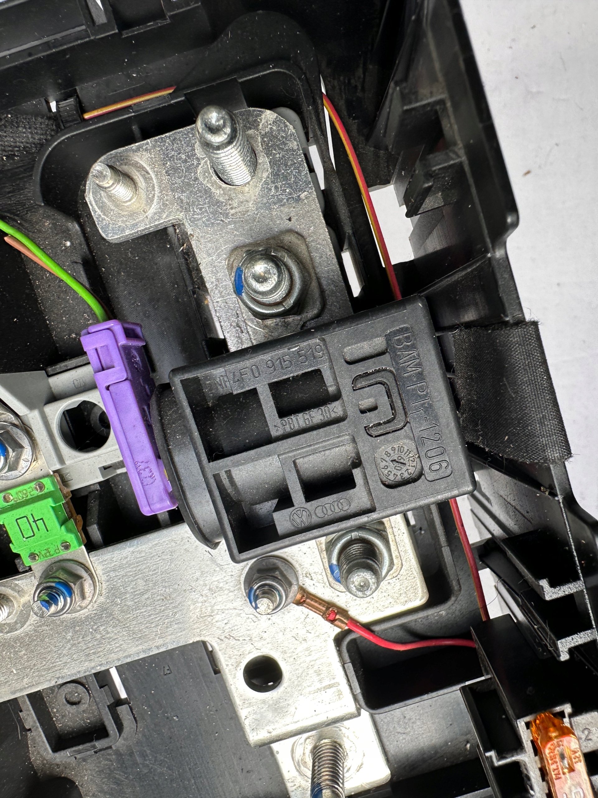 CAYENNE 7L5 SKRZYNKA BEZPIECZNIKÓW 7L0937548C 4F0915519 Typ samochodu Samochody osobowe