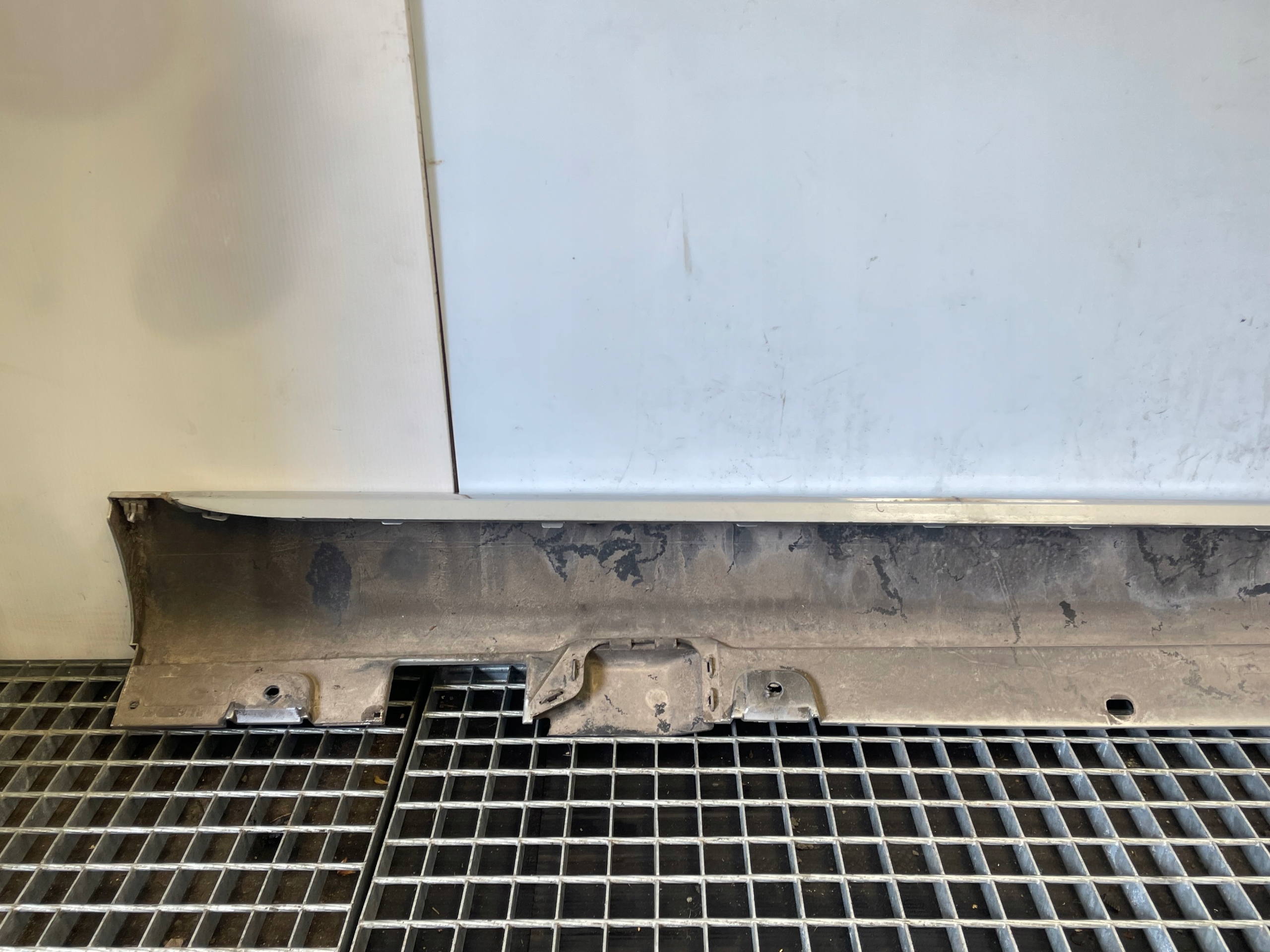 Mercedes-Benz E class W213 moulding threshold left A2136908704 775 KOMBI
