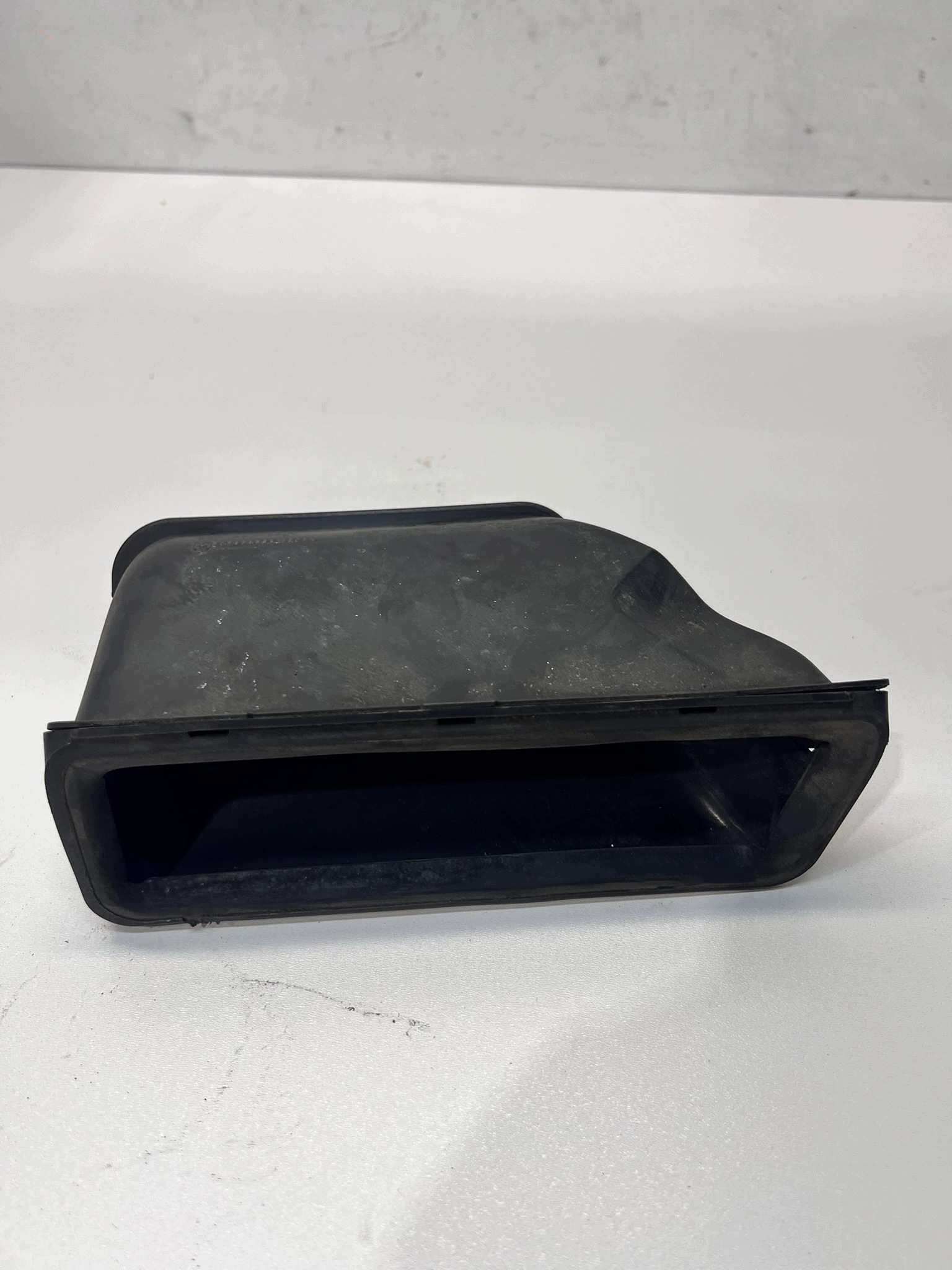 intake drain air duct air line AUDI 5Q0129618H