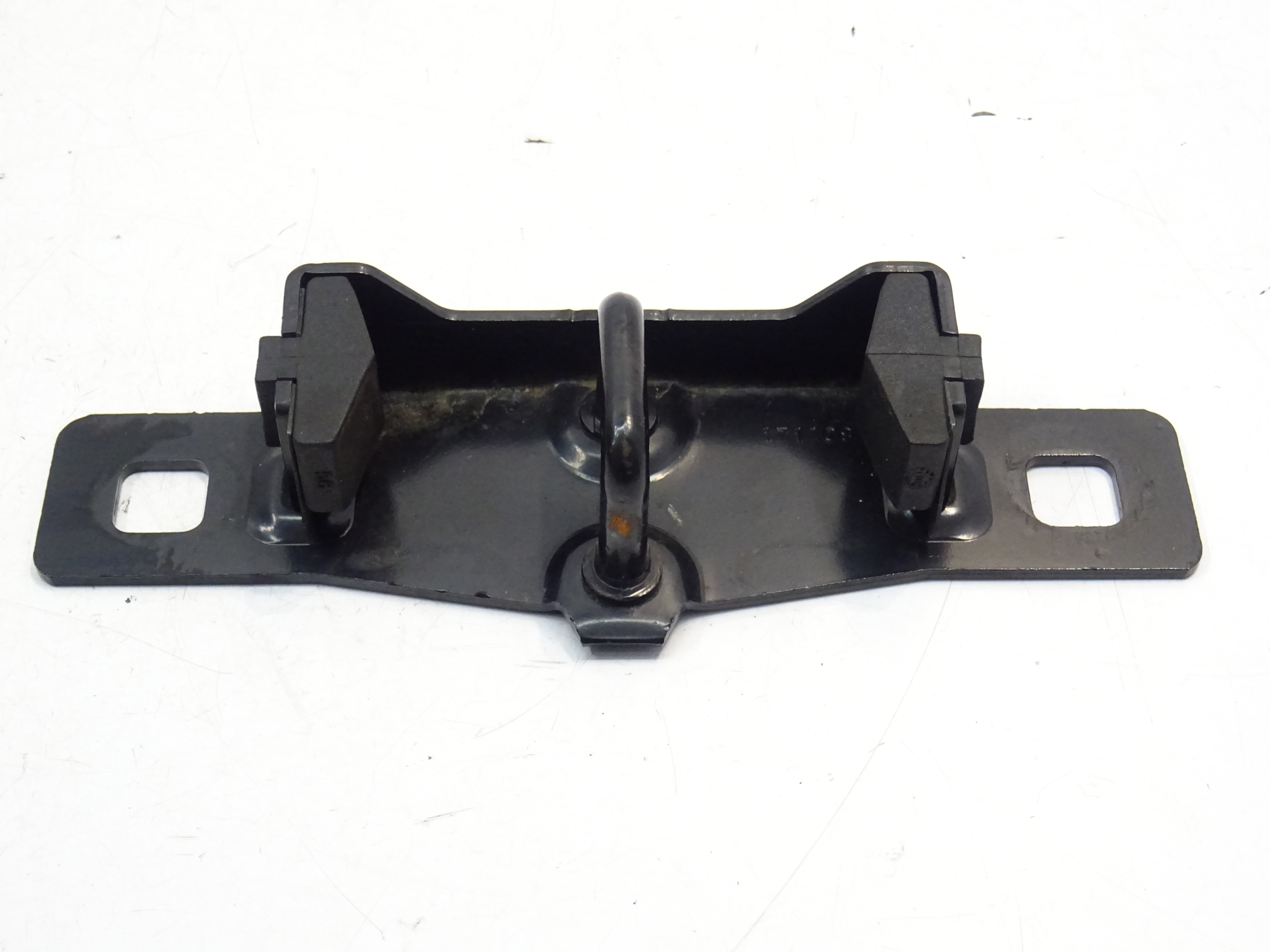 RYGIEL ZAMKA PASA TYL KLAPY FORD FIESTA MK7 2008-