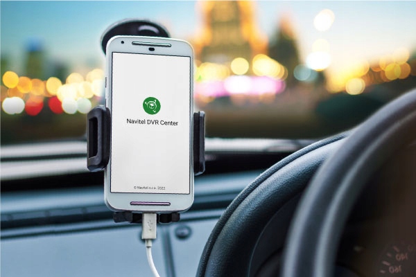 Wideorejestrator samochodowy Navitel R35 + karta Goodram 32GB Komunikacja Wi-Fi