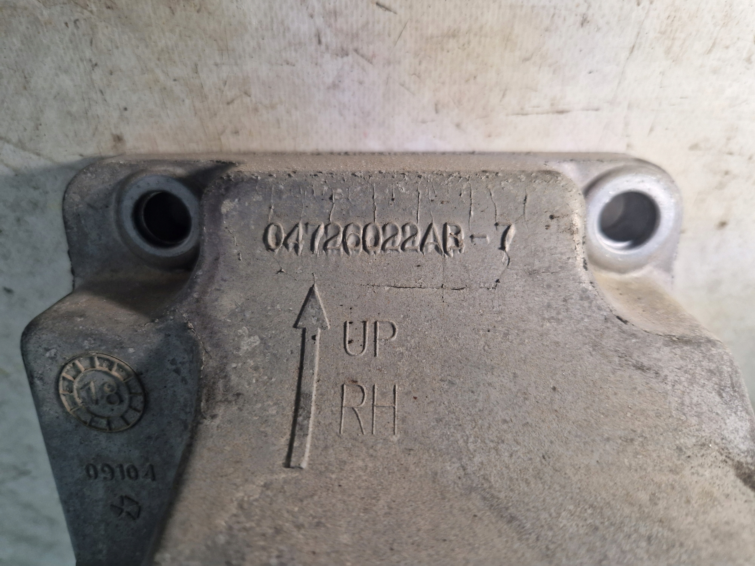 DODGE CHALLENGER CHARGER 15- 3.6 holder holder of the engine right 04726022AB