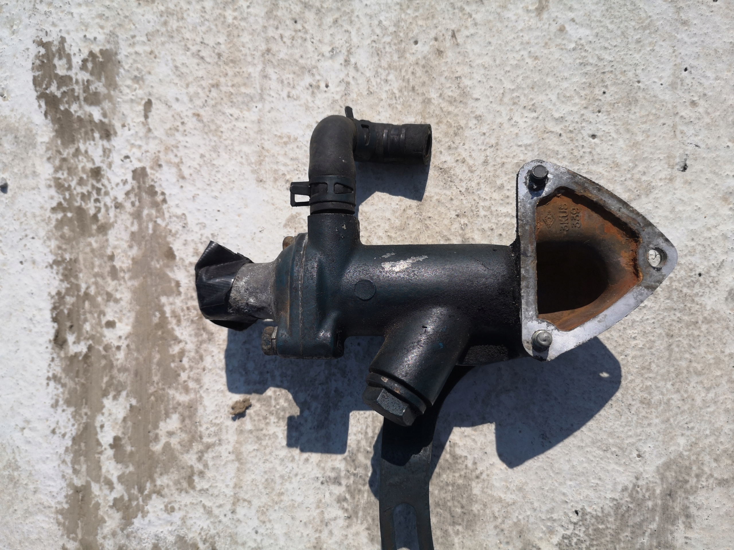 Корпус термостата kubota D722