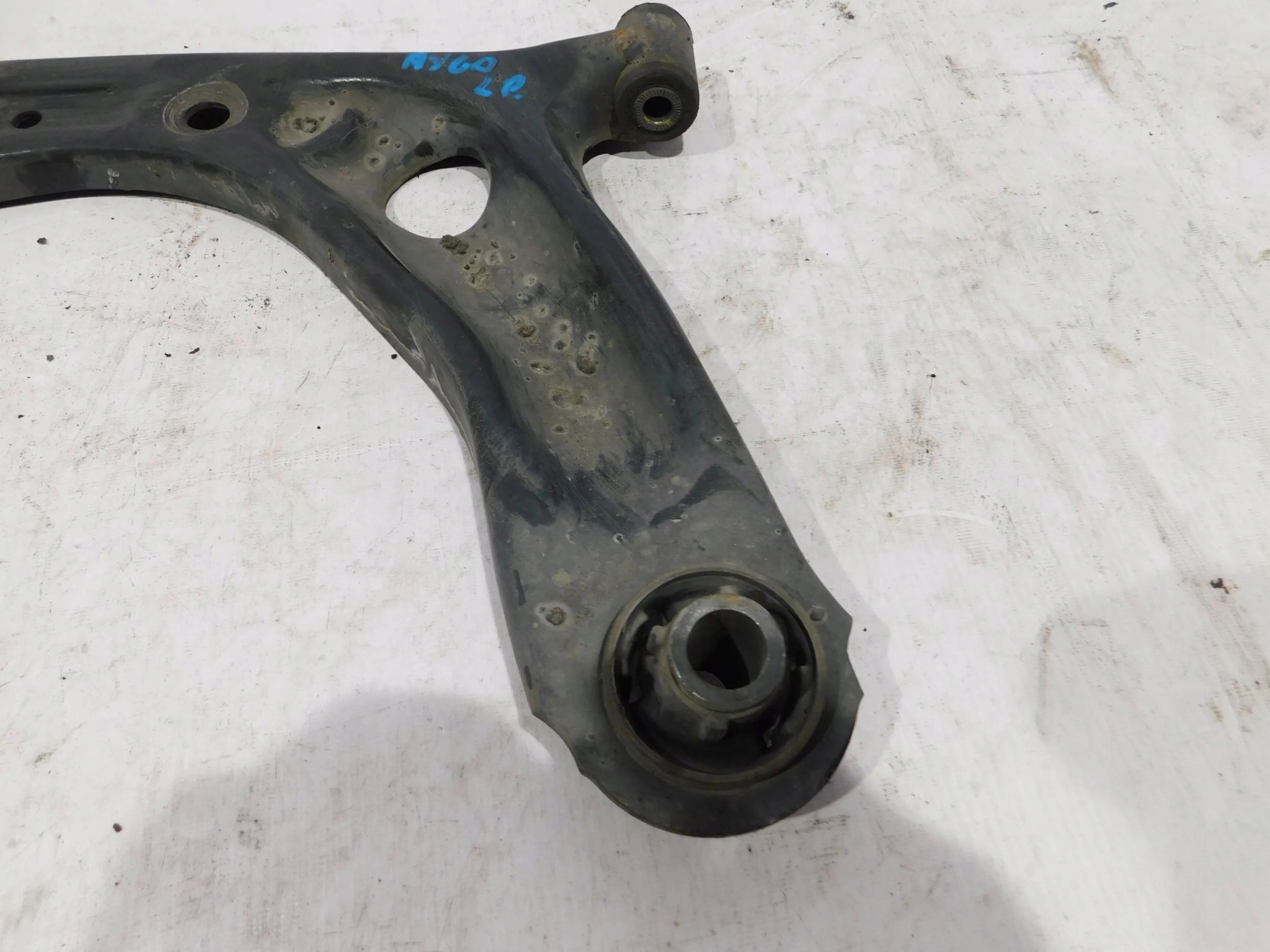 swing arm left TOYOTA AYGO P-107 C1