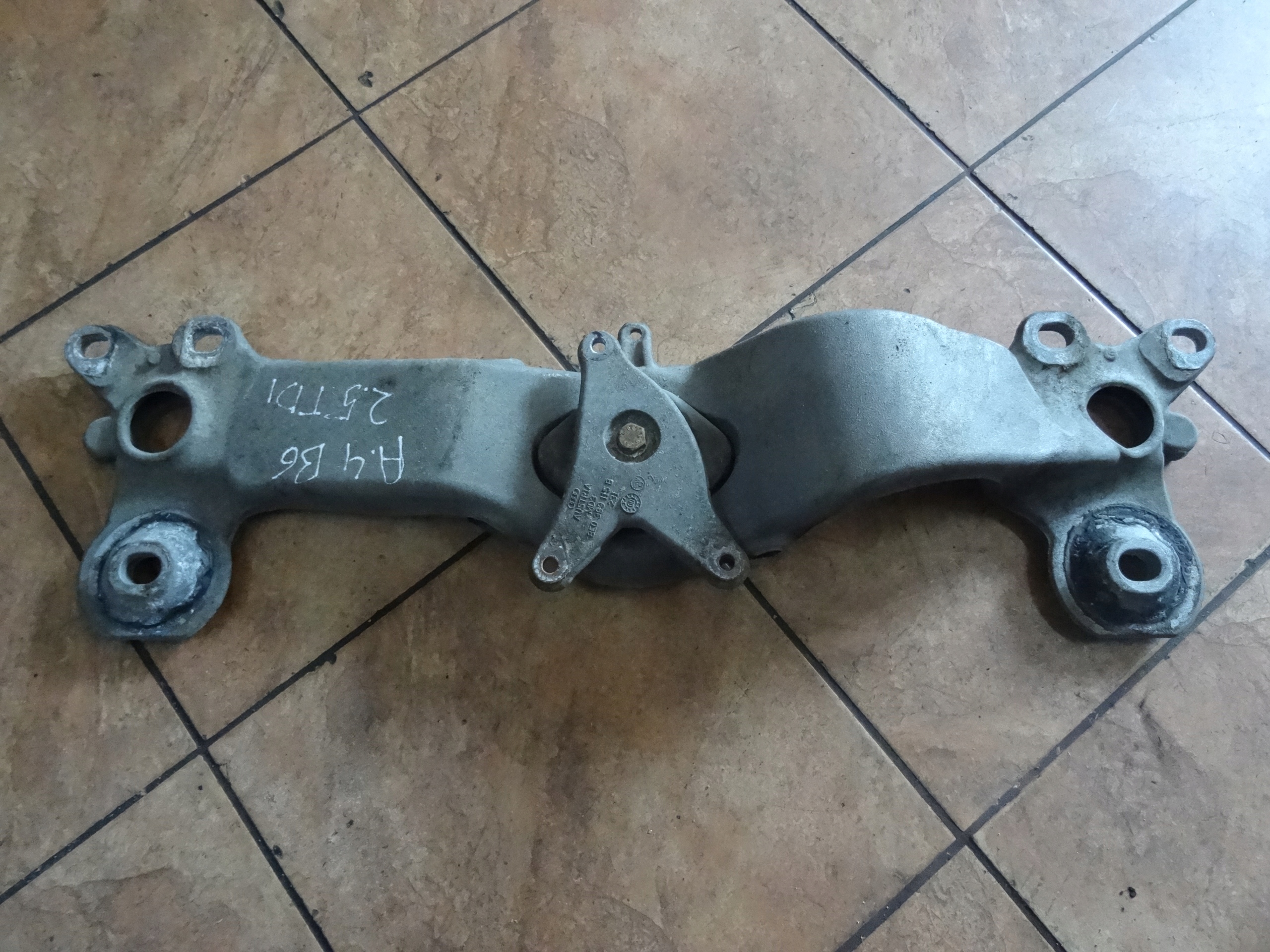 AUDI A4 B6 2.5TDI ŁAPA PODPORA SKRZYNI BIEGÓW 8E0399263