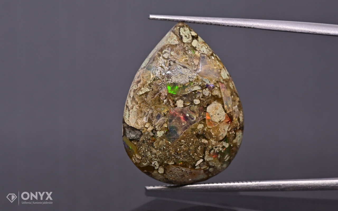 Opál z Etiopie v mateřské skále kabošon slza