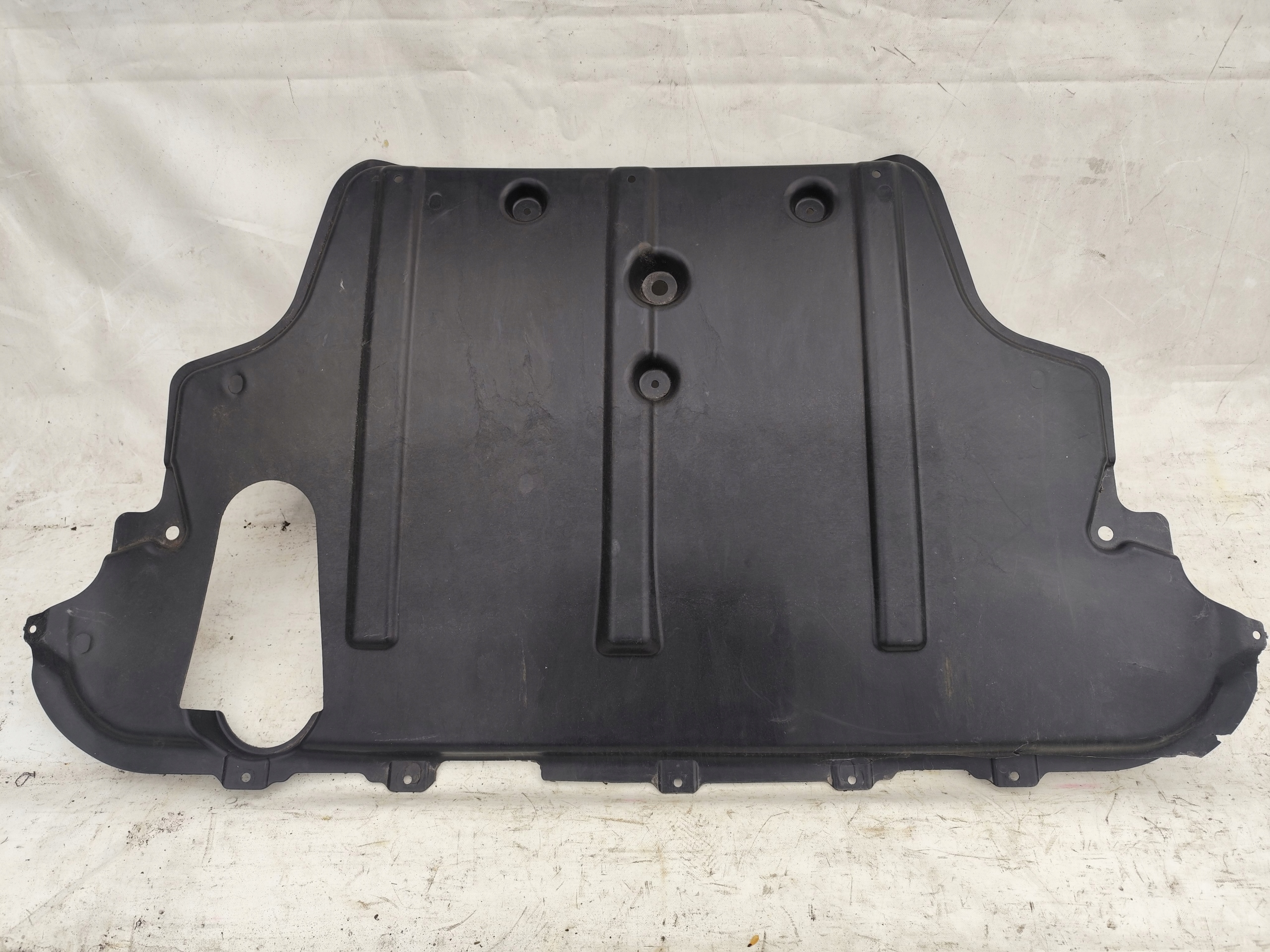 MERCEDES B KLASA 247 cover below engine