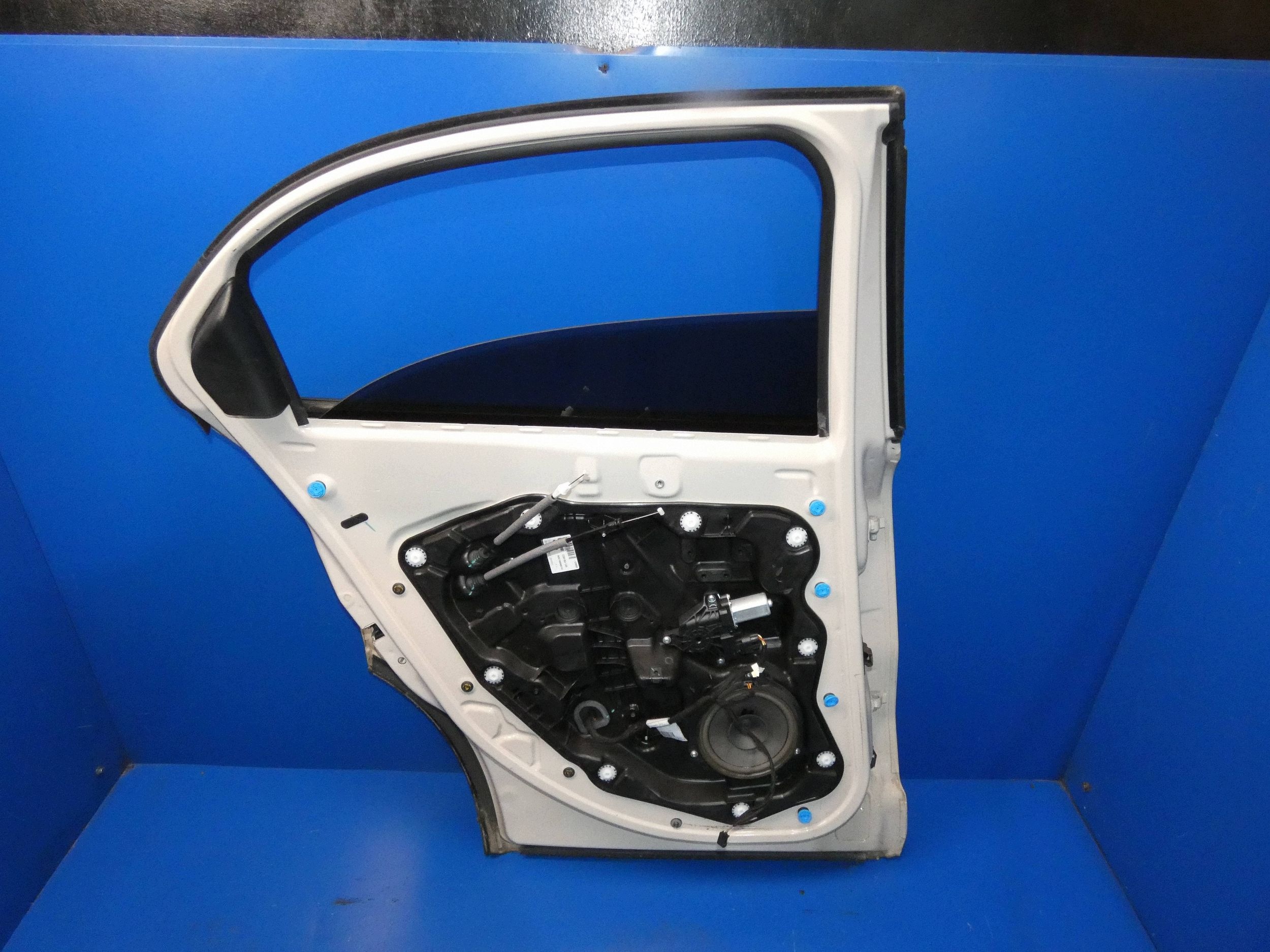 FIAT 500X door left rear part rear. complete colour 331