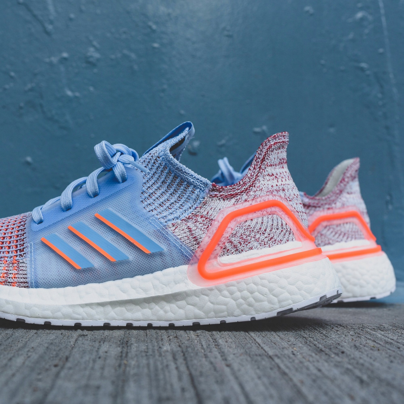 ADIDAS ULTRABOOST Model ADIDAS ULTRABOOST 19 GLOW BLUE/HI-RES CORAL/MAROON