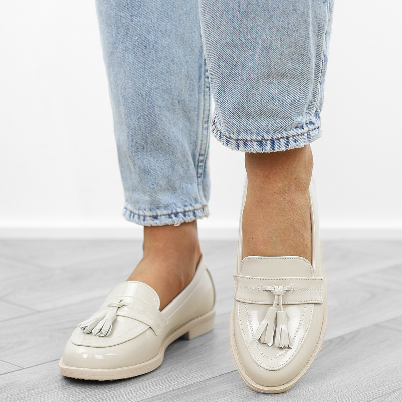 Beżowe półbuty damskie lakierowane chwost frędzle mokasyny LP665 r.39 Rozmiar 39