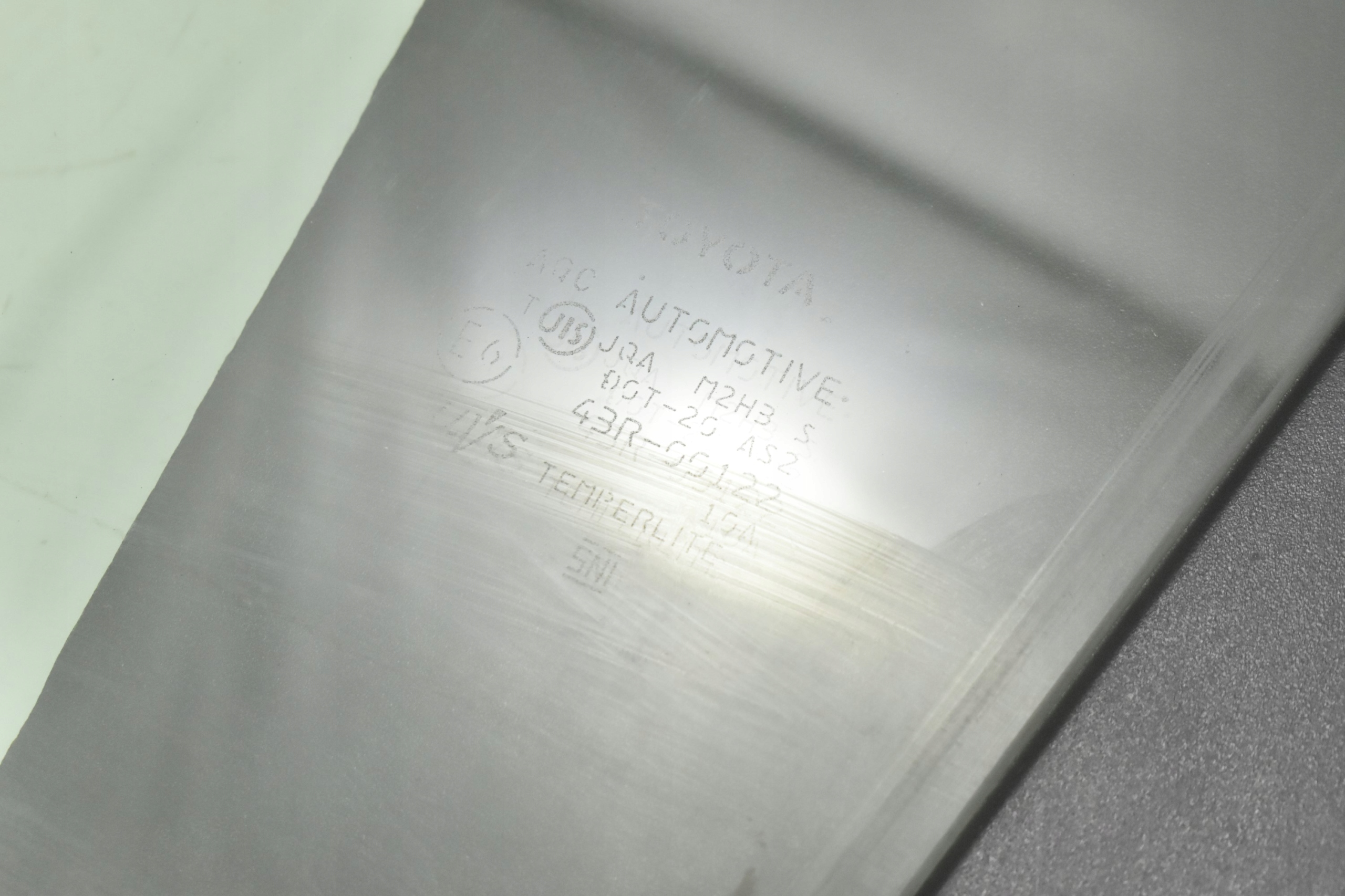 SZYBA DRZWI LEWY TYŁ 6810447051 TOYOTA PRIUS III Typ samochodu Samochody osobowe