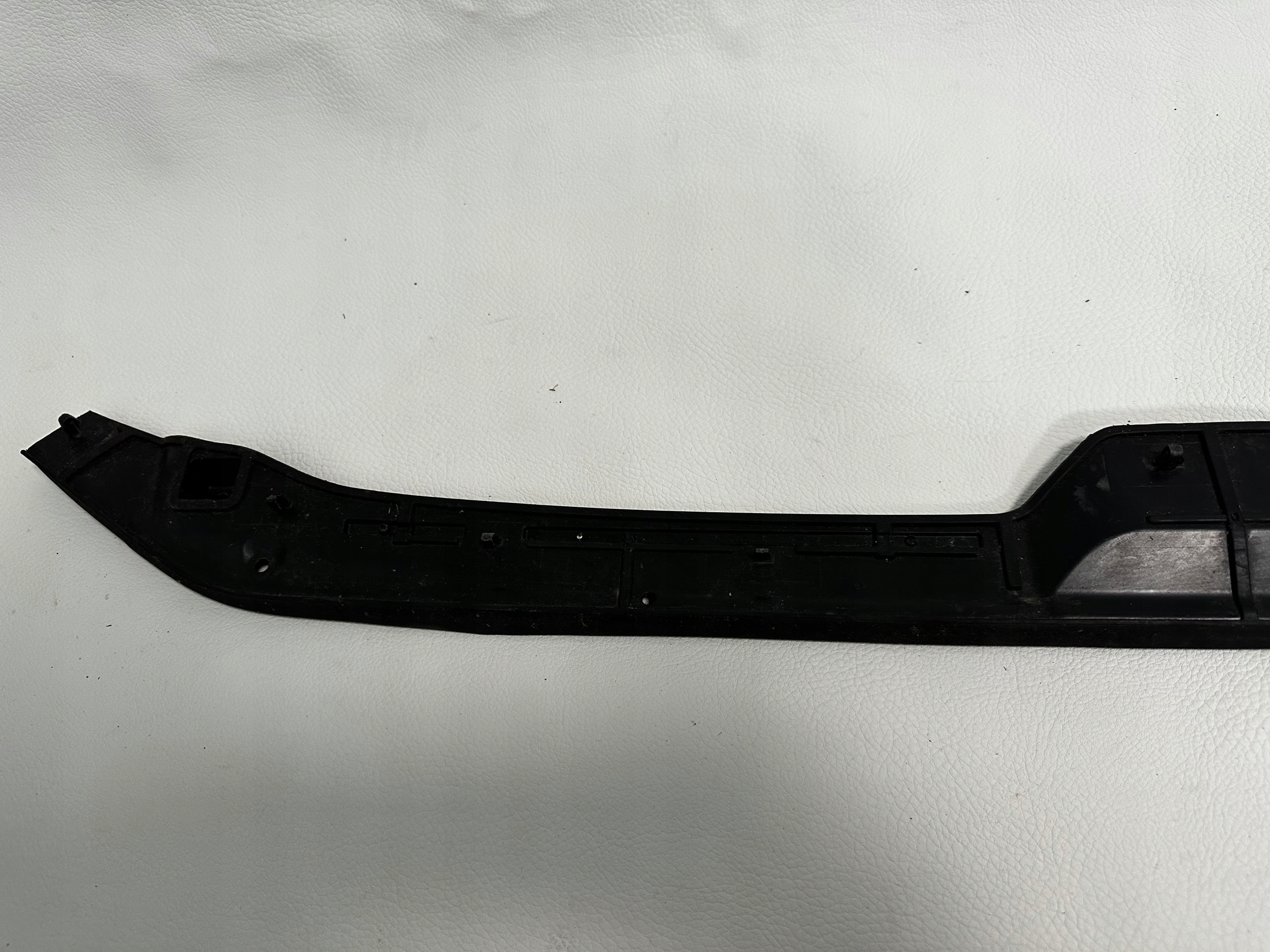 AUDI A4 B9 JOINT DU CAPOT 8W0823124