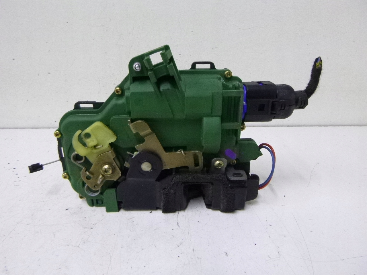 lock door front left Volkswagen Polo 9N 03r.